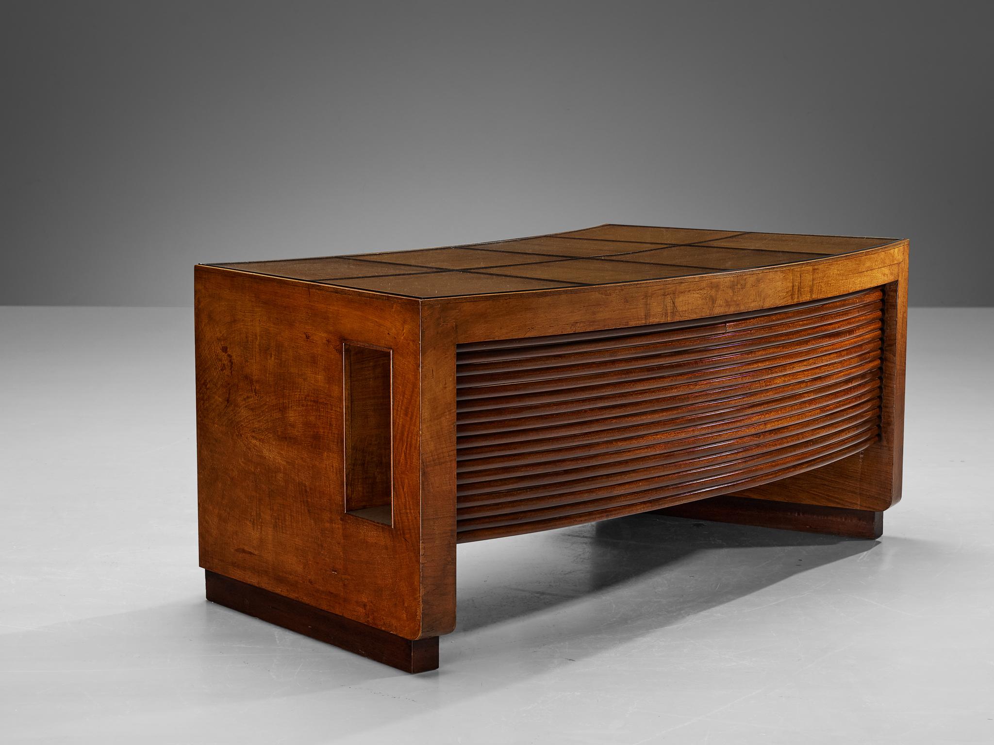 Gio Ponti, Schreibtisch, Nussbaum, Mahagoni, Glas, Italien, 1940er Jahre

Dieser Schreibtisch, ein seltener Fund von Gio Ponti, stammt aus den 1940er Jahren. Das Design ist wahrhaft prächtig, mit einem sichelförmigen Rahmen, der mit einer