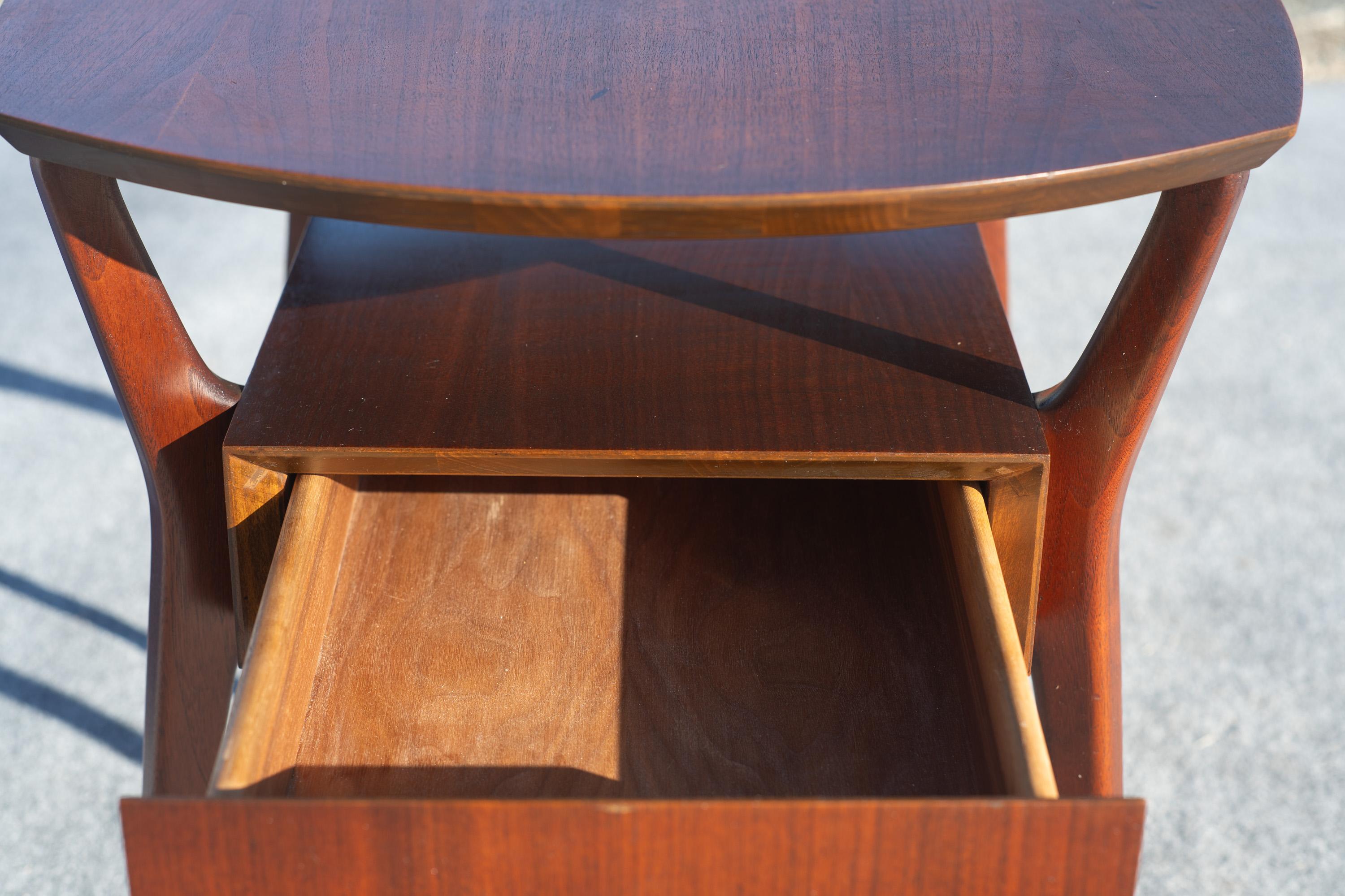 Rare table d'appoint à deux niveaux avec tiroir en acajou de Gio Ponto pour Singer & Sons en vente 3