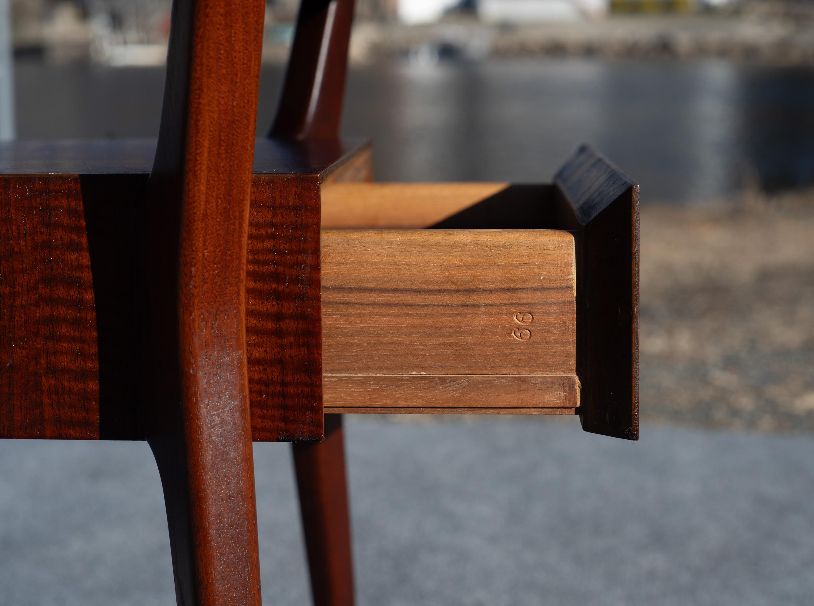 Rare table d'appoint à deux niveaux avec tiroir en acajou de Gio Ponto pour Singer & Sons en vente 5