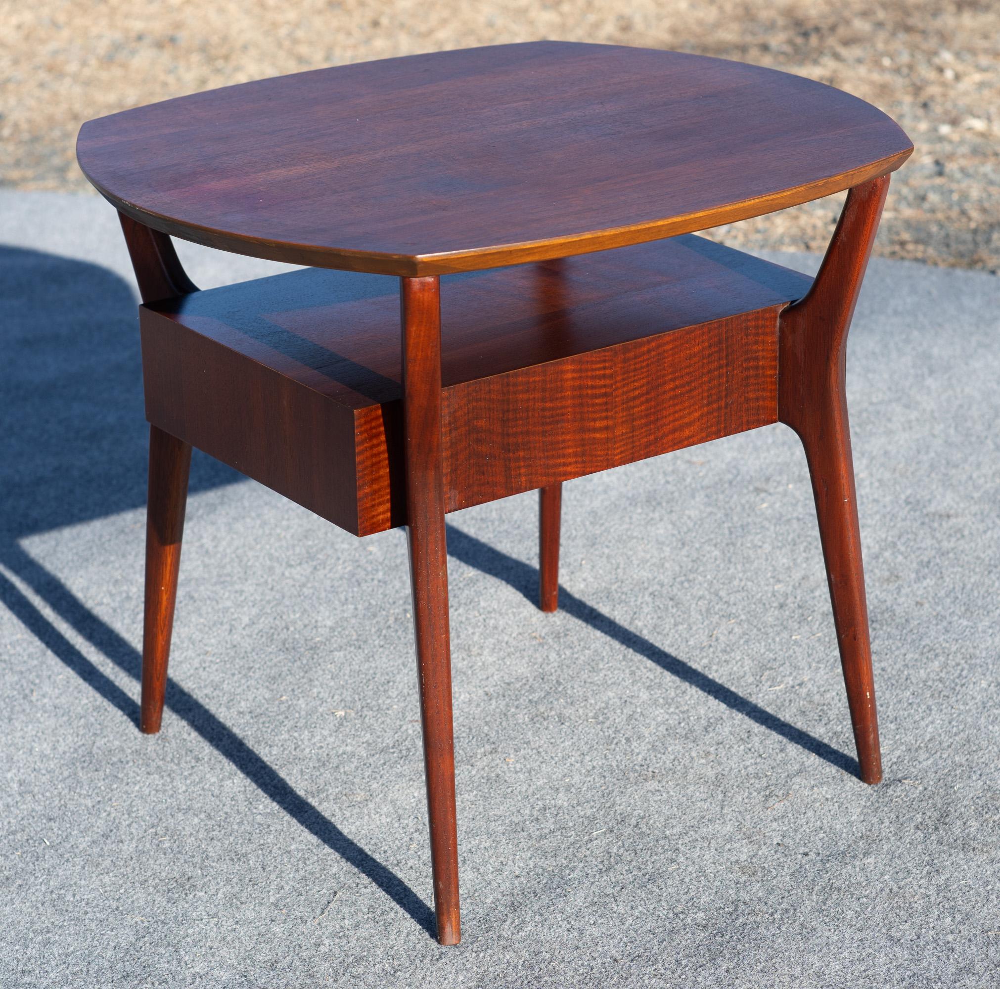 Américain Rare table d'appoint à deux niveaux avec tiroir en acajou de Gio Ponto pour Singer & Sons en vente
