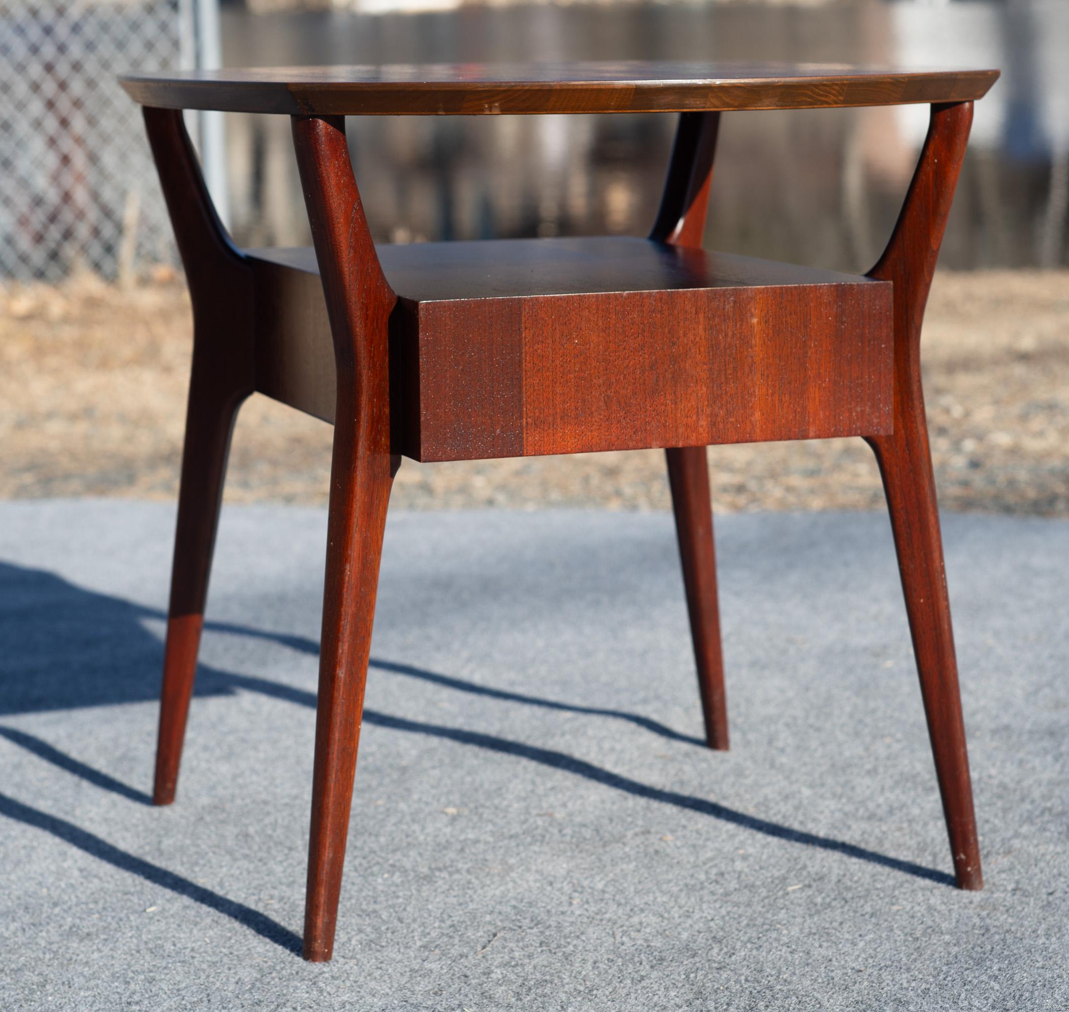 Rare table d'appoint à deux niveaux avec tiroir en acajou de Gio Ponto pour Singer & Sons Bon état - En vente à Philadelphia, PA