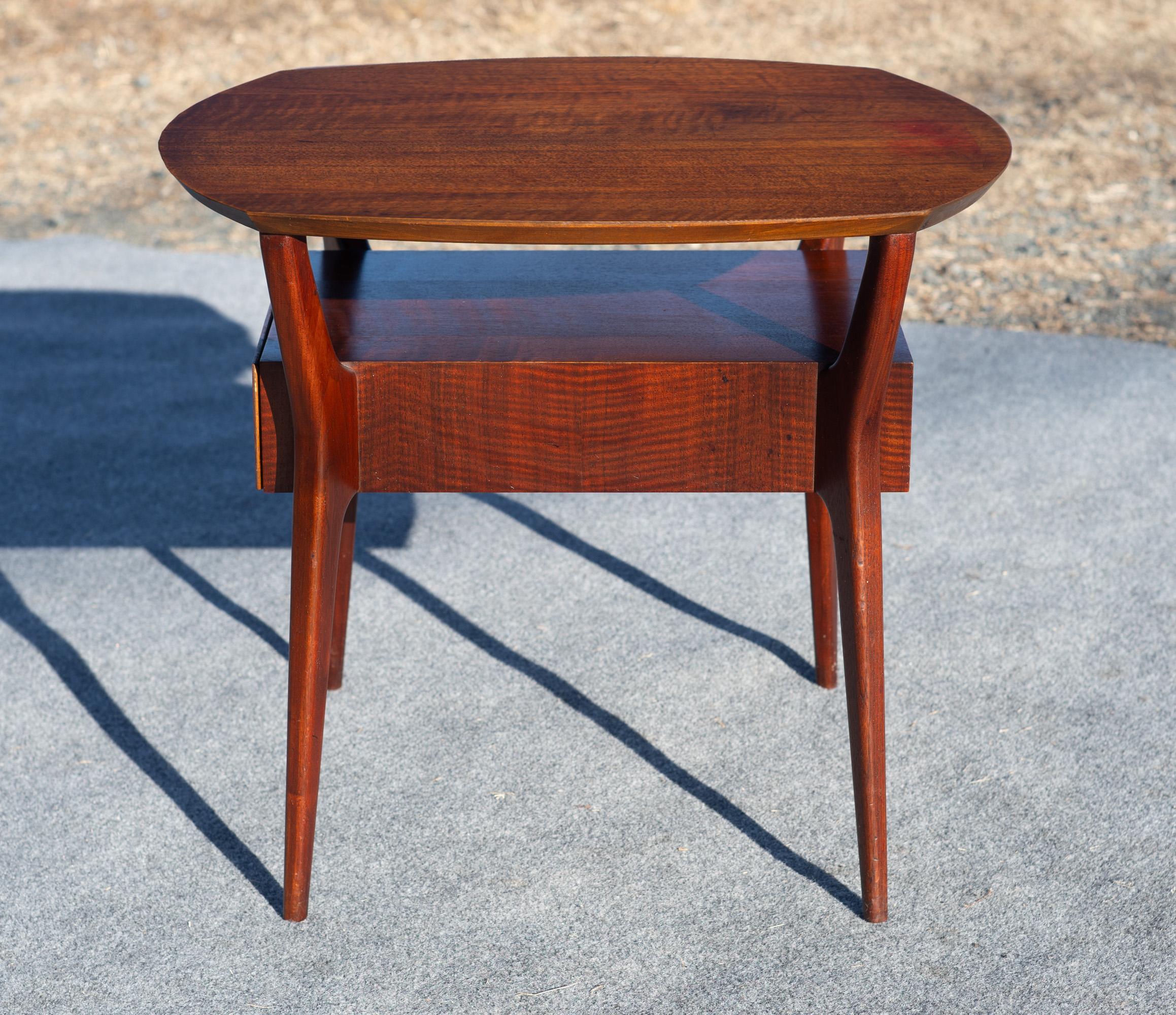 Milieu du XXe siècle Rare table d'appoint à deux niveaux avec tiroir en acajou de Gio Ponto pour Singer & Sons en vente