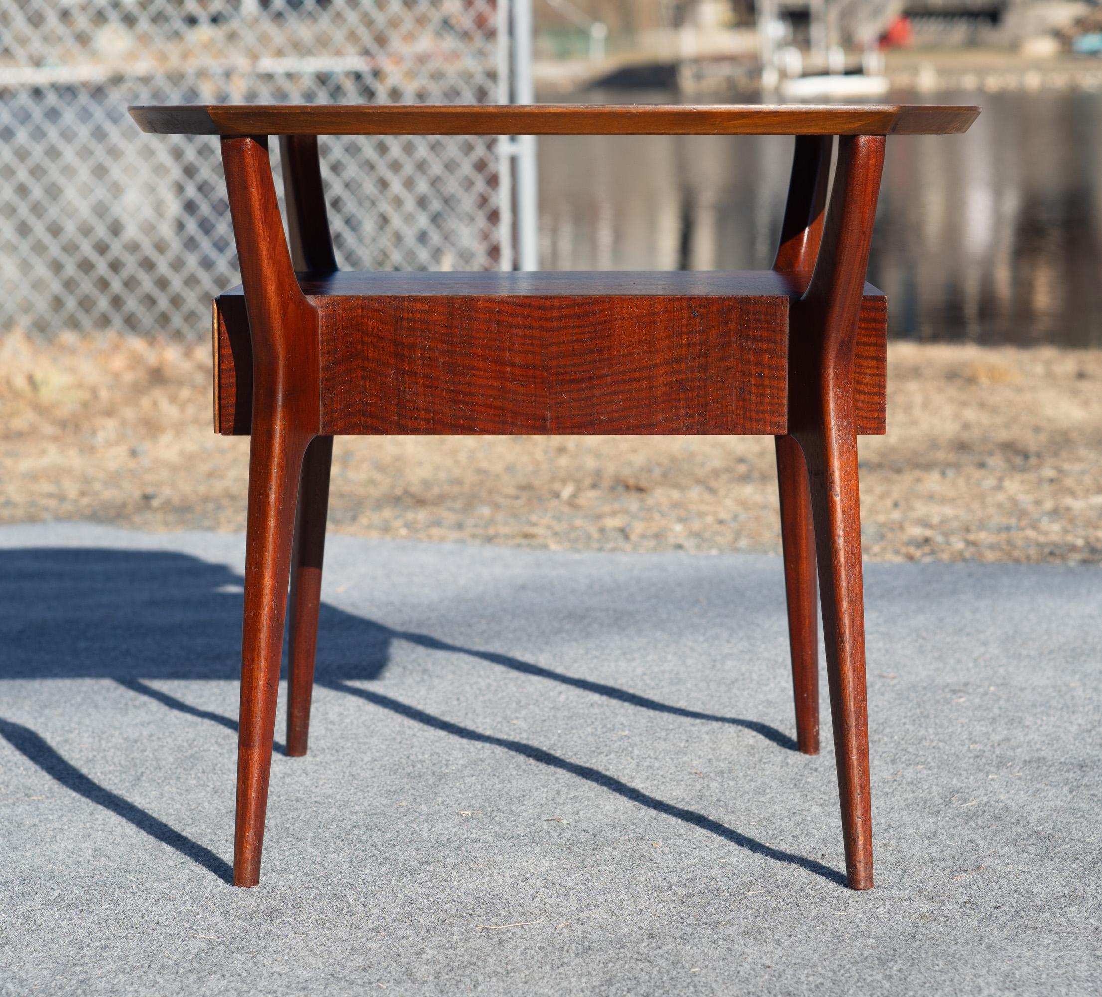 Acajou Rare table d'appoint à deux niveaux avec tiroir en acajou de Gio Ponto pour Singer & Sons en vente