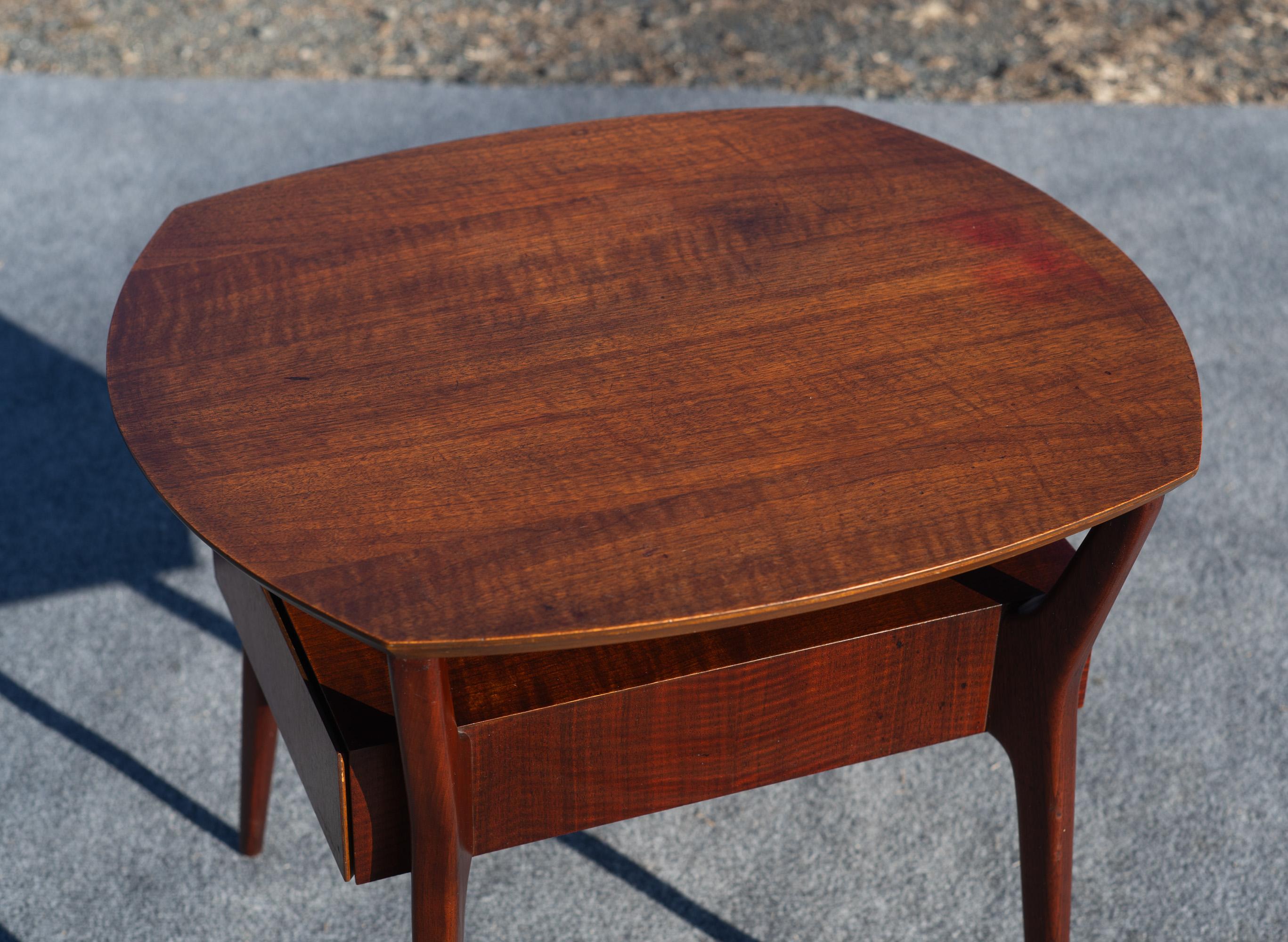 Rare table d'appoint à deux niveaux avec tiroir en acajou de Gio Ponto pour Singer & Sons en vente 1