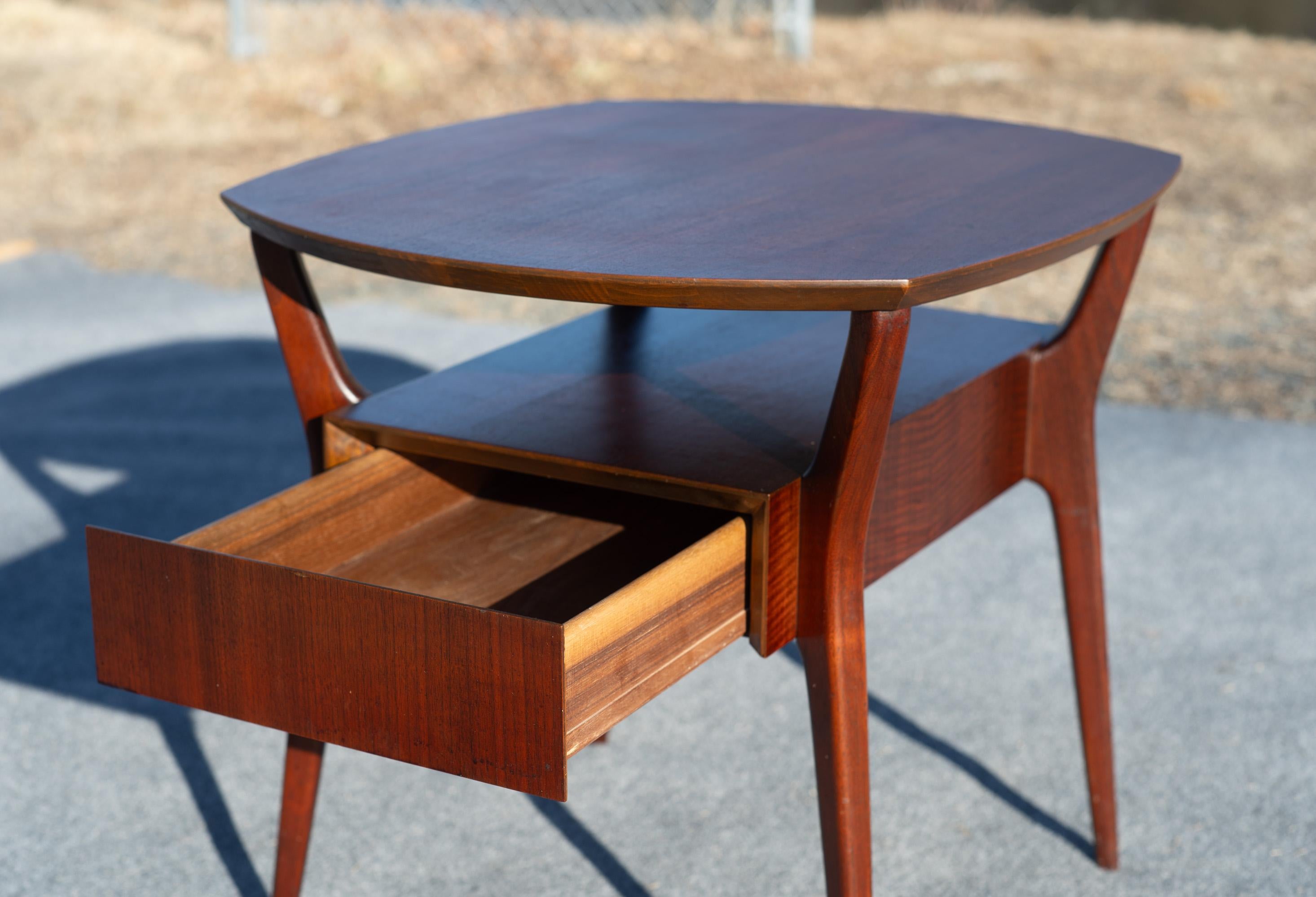 Rare table d'appoint à deux niveaux avec tiroir en acajou de Gio Ponto pour Singer & Sons en vente 2
