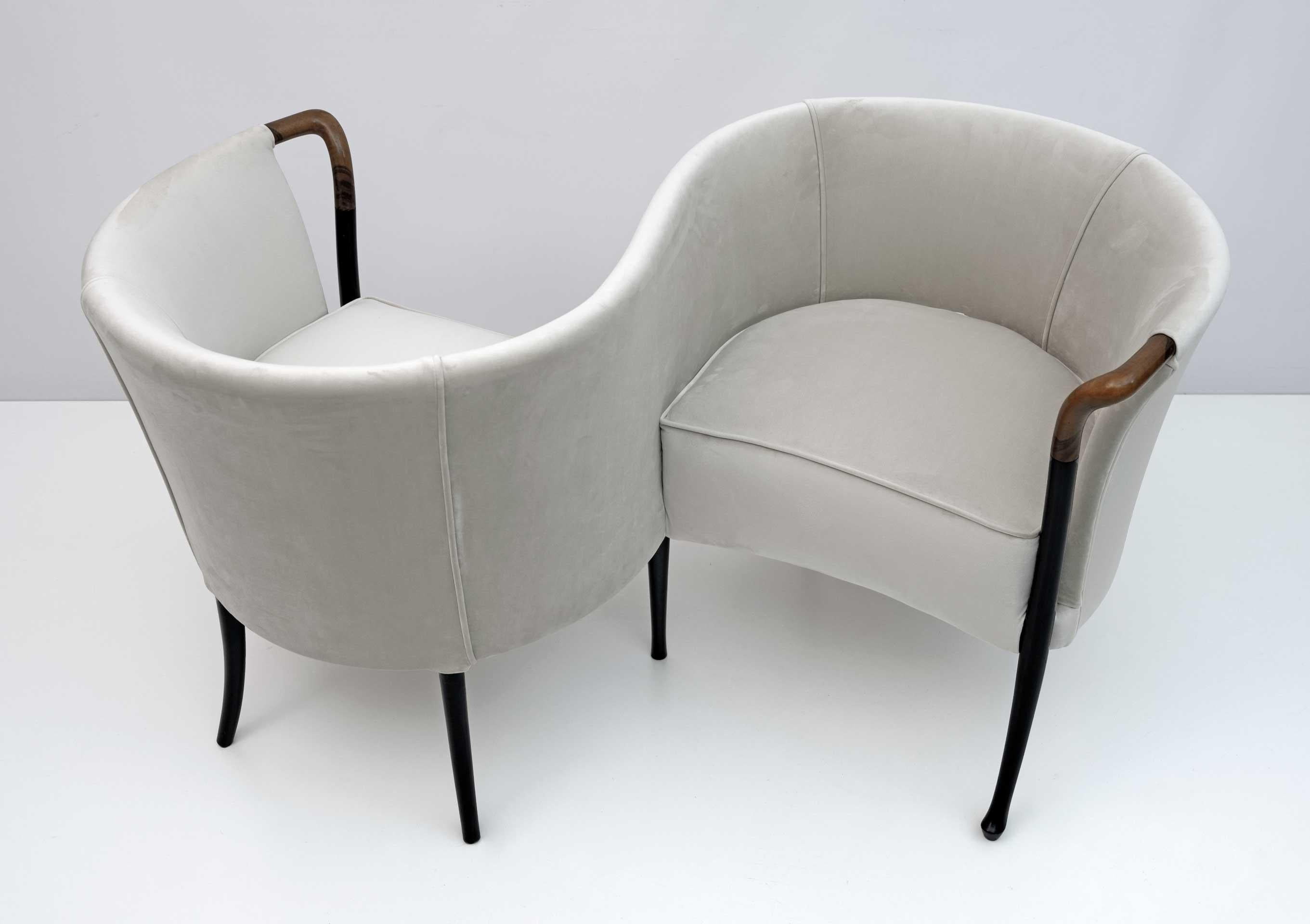 Rare conversation sofa in solid ebonized beech and armrests in glossy Pau Ferro, the padding of the seat and back is in polyurethane foam.
Fully restored and upholstered in ivory velvet.

Founded by Luigi Giorgetti in Brianza in 1898, the Italian