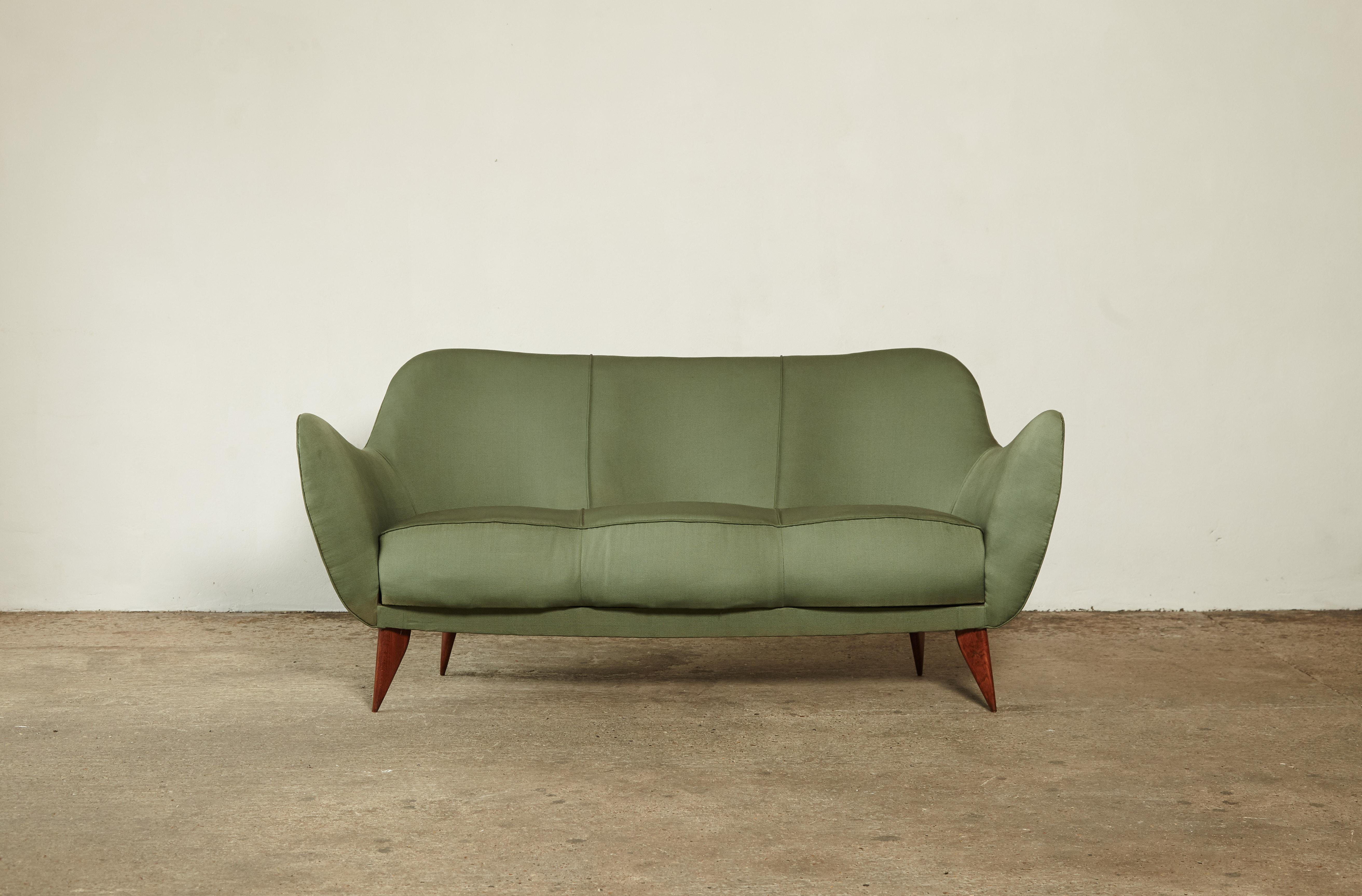 Ein seltenes 3-Personen-Sofa Giulia Veronesi Perla, hergestellt von ISA Bergamo, Italien 1950er Jahre. Mit Markierungen versehen. Grüner Originalstoff in recht gutem Zustand mit geringen Gebrauchs- und Abnutzungsspuren.  Geeignet für die