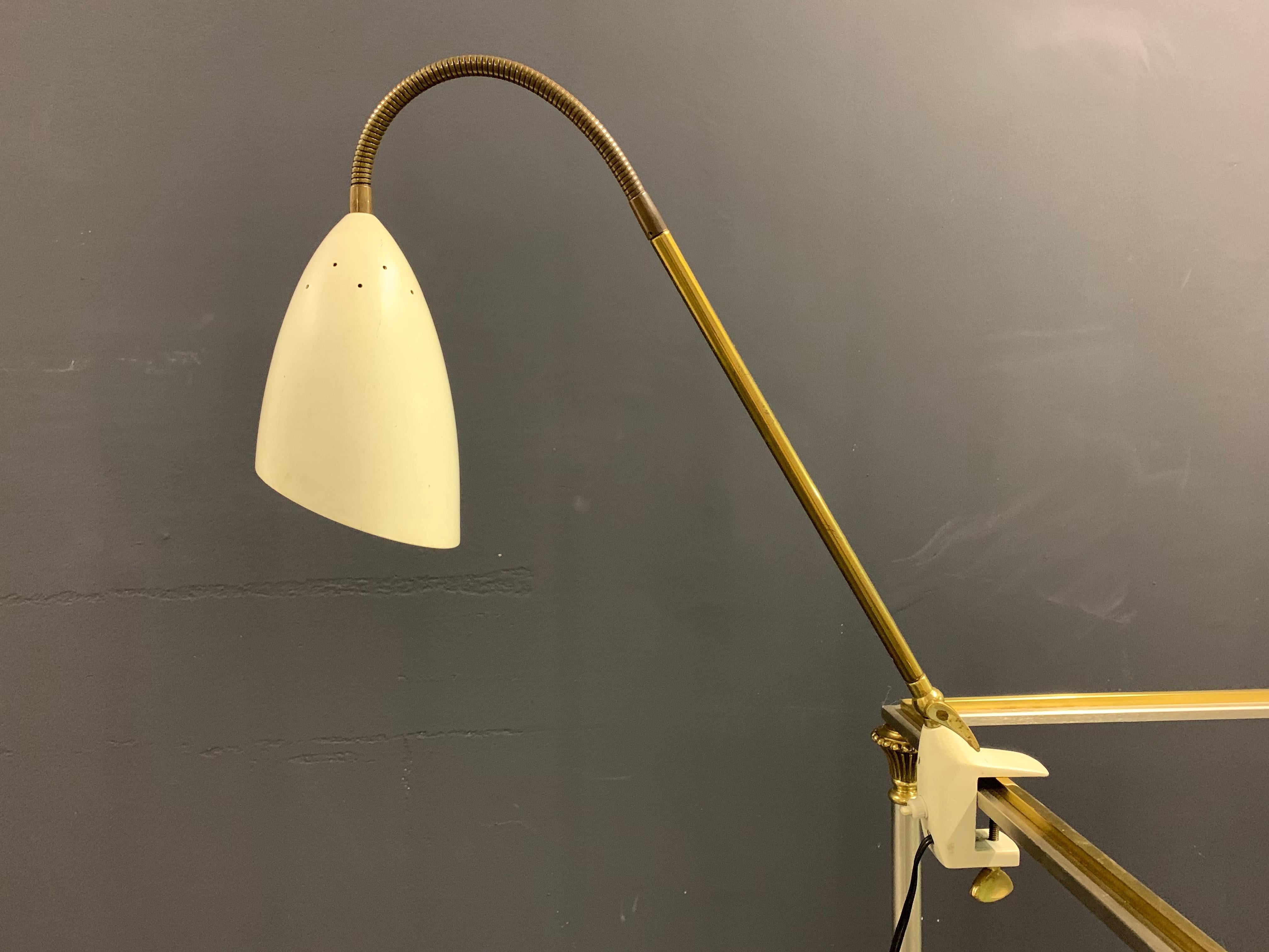 Lámpara de mesa rara y elegante con detalles maravillosos.