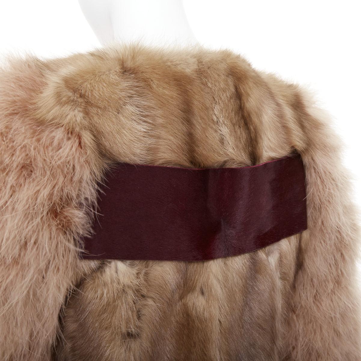 rara GIVENCHY beige Astrakan piel mangas de plumas chaqueta bolero recortada
Referencia: VACN/A00118
Marca: Givenchy
Diseñador: Riccardo Tisci
Material: Piel, Pluma
Color: Beige
Patrón: Sólido
Cierre: Gancho y barra
Forro: Tejido beige
Detalles