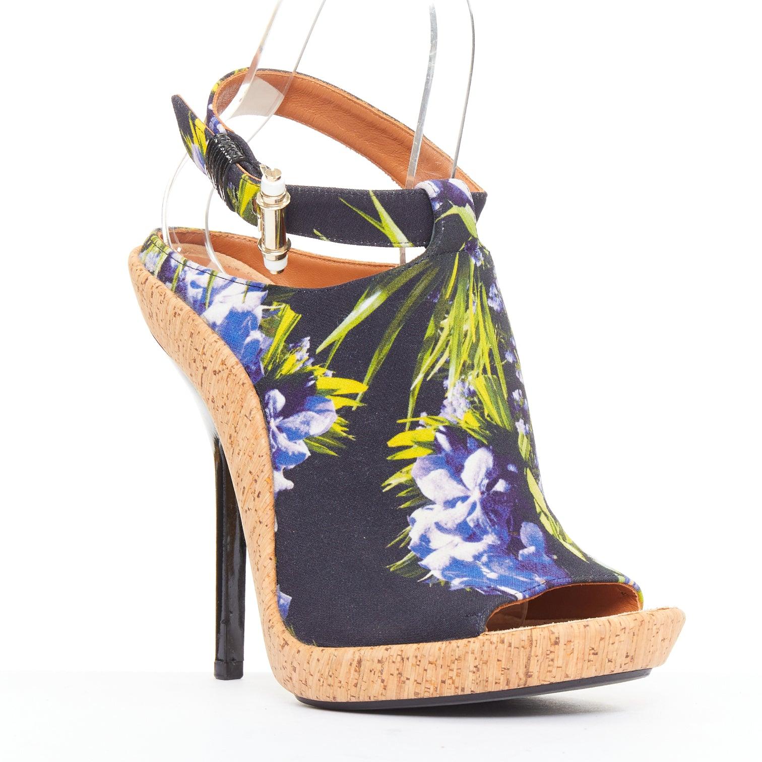 rare GIVENCHY Riccardo Tisci Runway violet noir floral toile liège talons hauts EU38
Référence : VACN/A00087
Marque : Givenchy
Designer : Riccardo Tisci
Collectional : Défilé
Matière : Tissu, liège
Couleur : violet, noir
Motif : Floral
Fermeture :