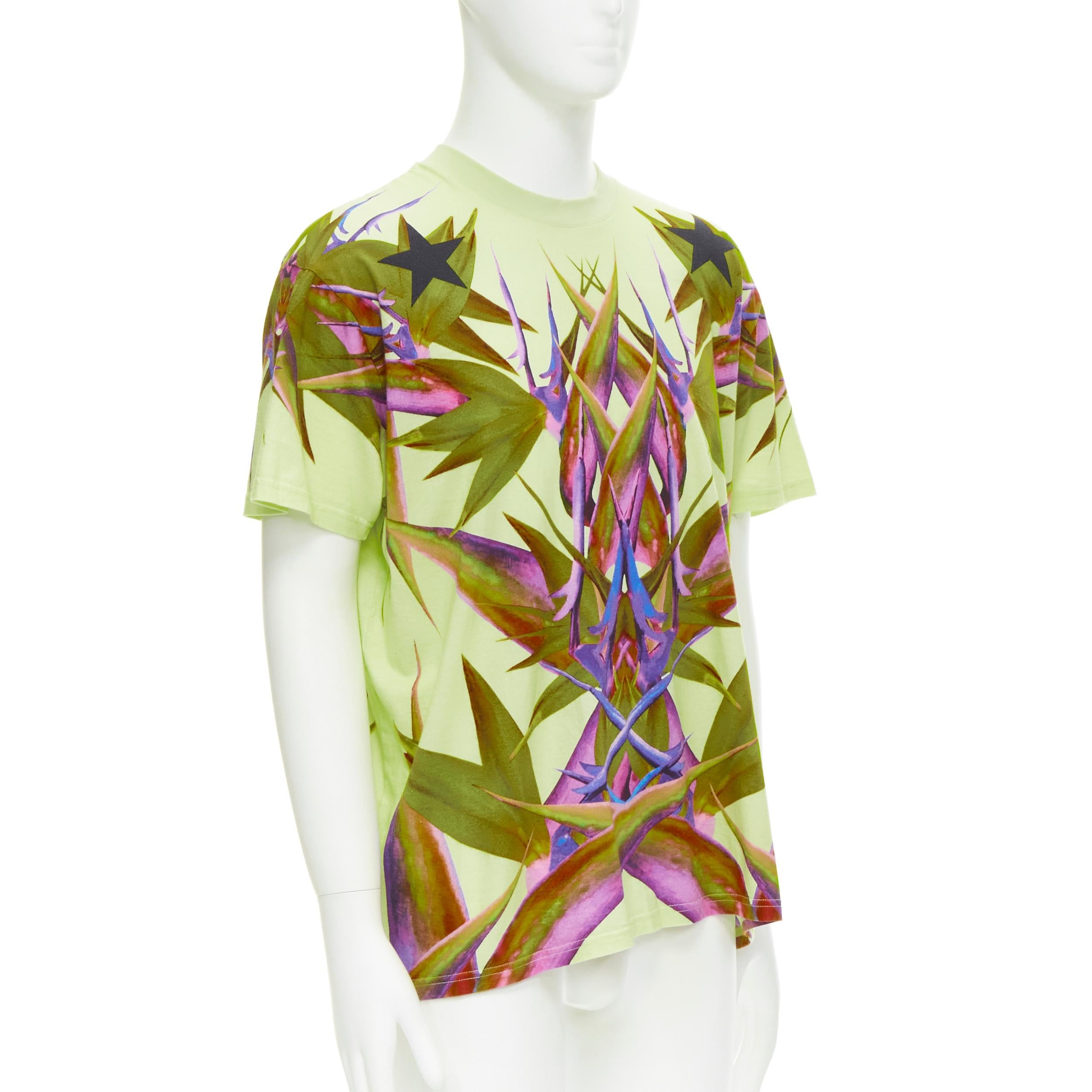 rare GIVENCHY TISCI 2012 Runway Birds Of Paradise mint green cotton tshirt S 
Reference: TGAS/C01052 
Brand: Givenchy 
Designer: Riccardo Tisci Collection: 2012 Bird of Paradise 
Material: Cotton 
Color: Green 
Pattern: Floral 
Made in: Portugal