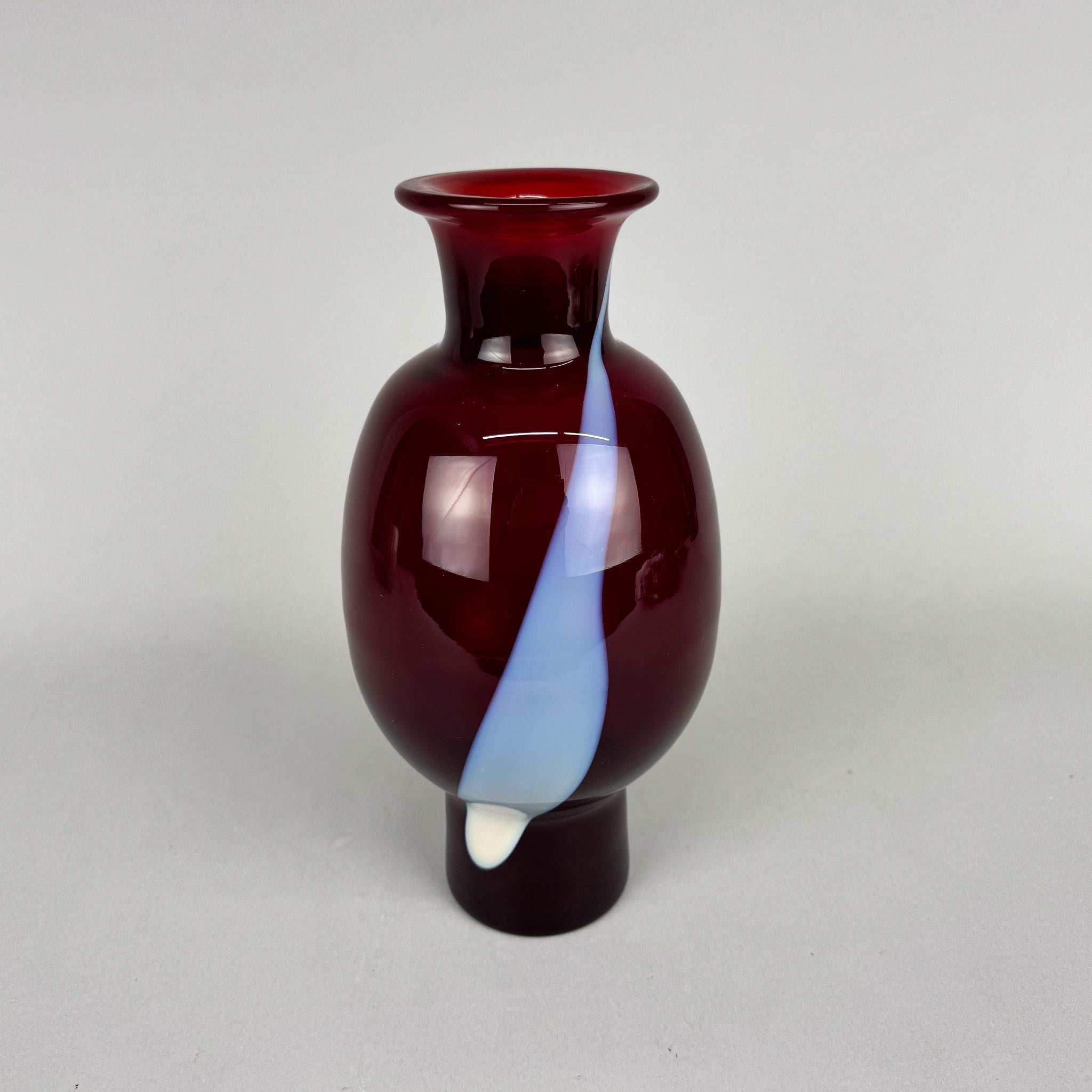 Bellissimo vaso fatto a mano disegnato dal designer e professore di vetro Zbigniew Horbowy, prodotto dalla vetreria Artistics Barbara di Polanica Zdroj in Polonia negli anni '70. 
Il professor Zbigniew Horbowy è una figura iconica nel mondo del