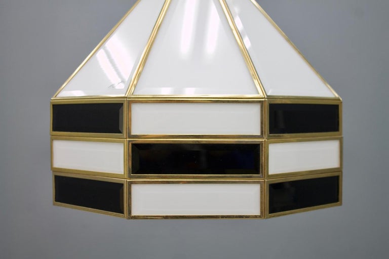 Rare glass and brass pendant by Carl Zalloni for Cazal, 1969.


Total height with chain: 100 cm

Very good condition.