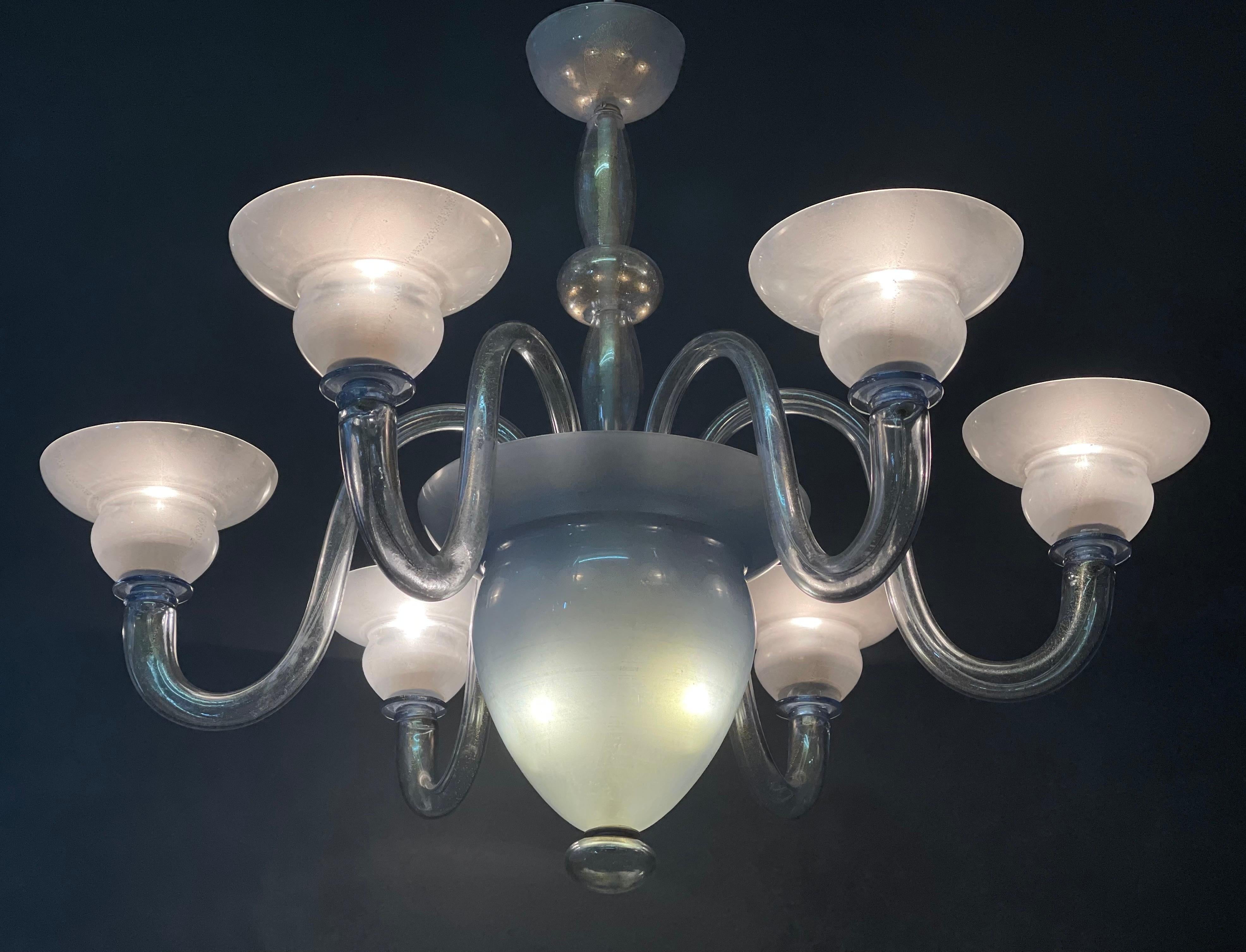 Magnifique lustre à six lumières en verre de Murano de la plus haute qualité, bleu et or, conçu par Rosanna Toso pour Andromeda Murano, 1998.
Douille : 6 x e14 pour les ampoules à vis standard.
 