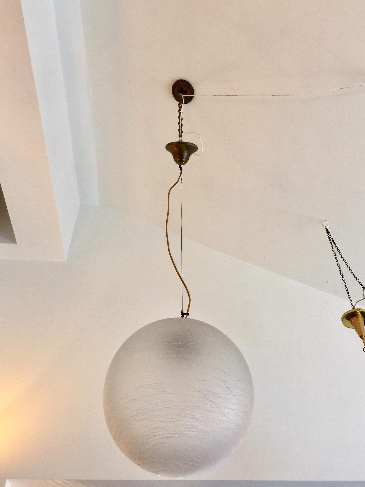 Raro Globe Light Fixture de Venini en cristal de Murano blanco opaco texturado Moderno de mediados de siglo en venta