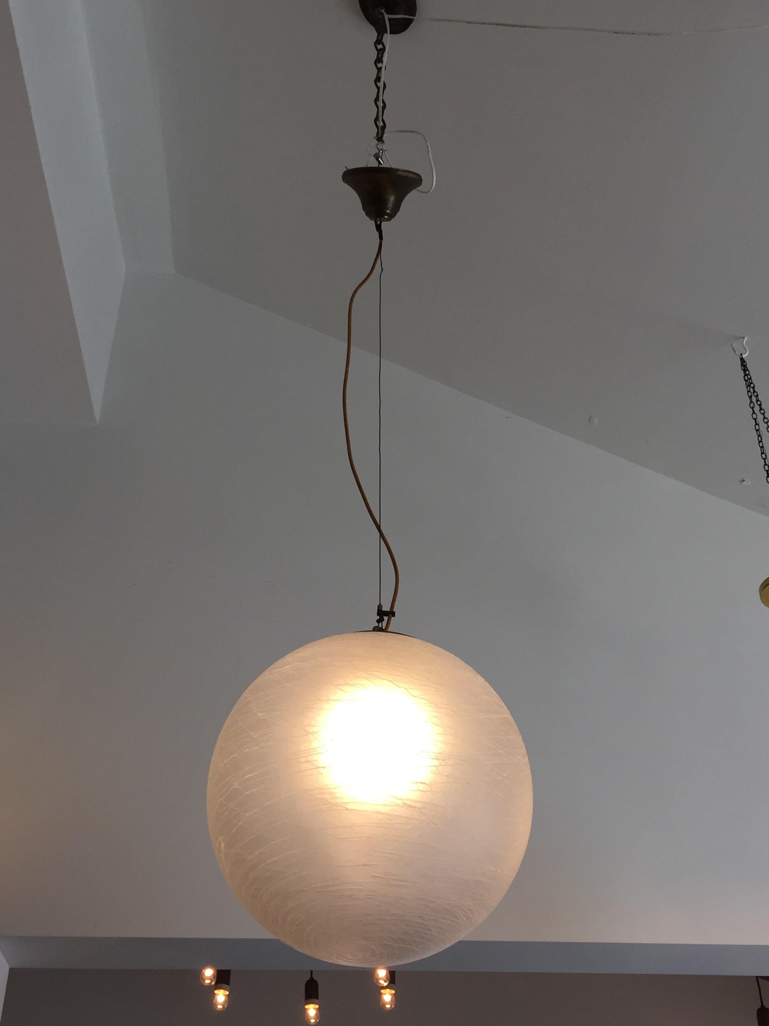 Rare luminaire globe de Venini en verre de Murano blanc opaque texturé Bon état - En vente à East Hampton, NY