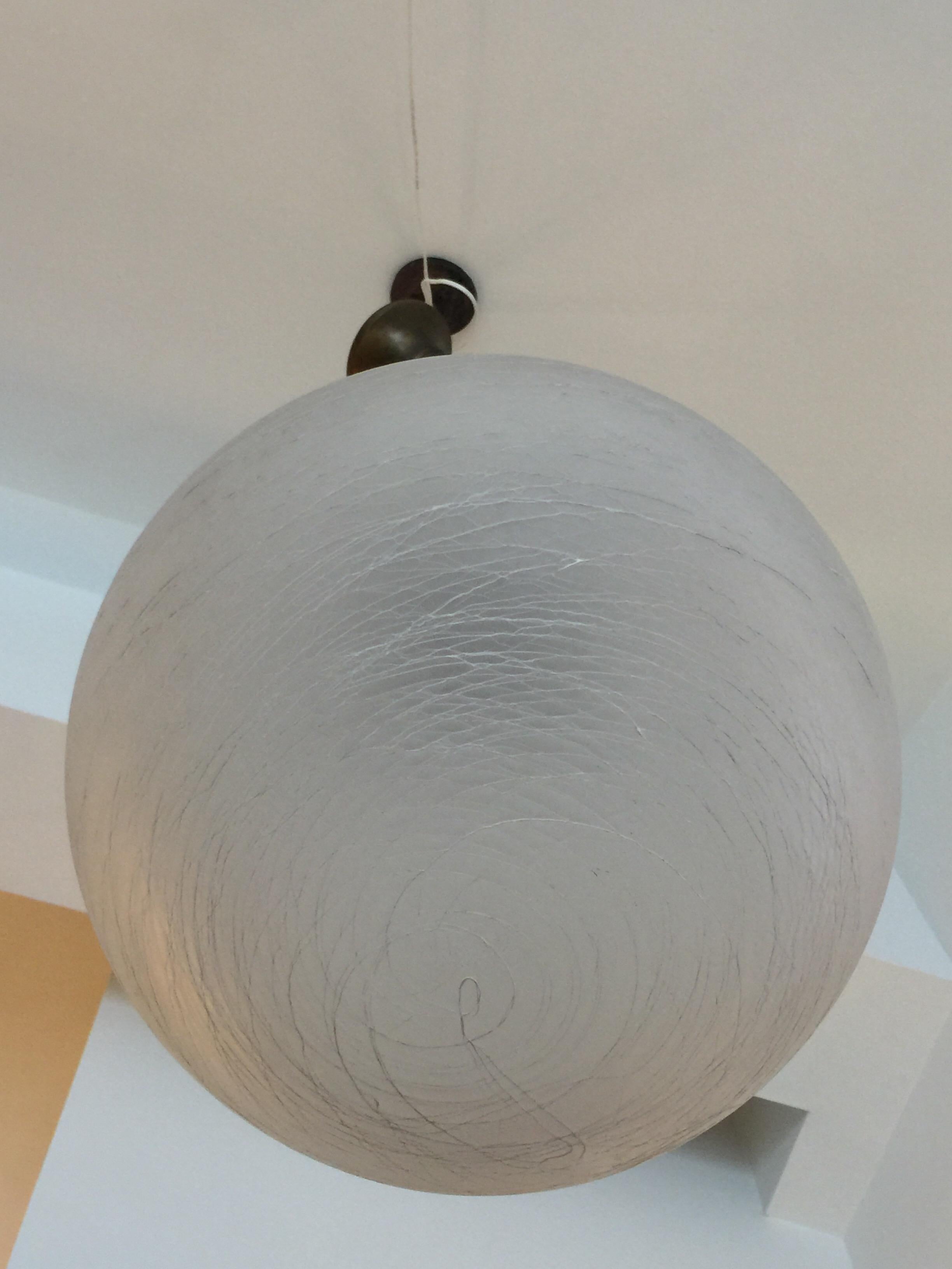 Laiton Rare luminaire globe de Venini en verre de Murano blanc opaque texturé en vente
