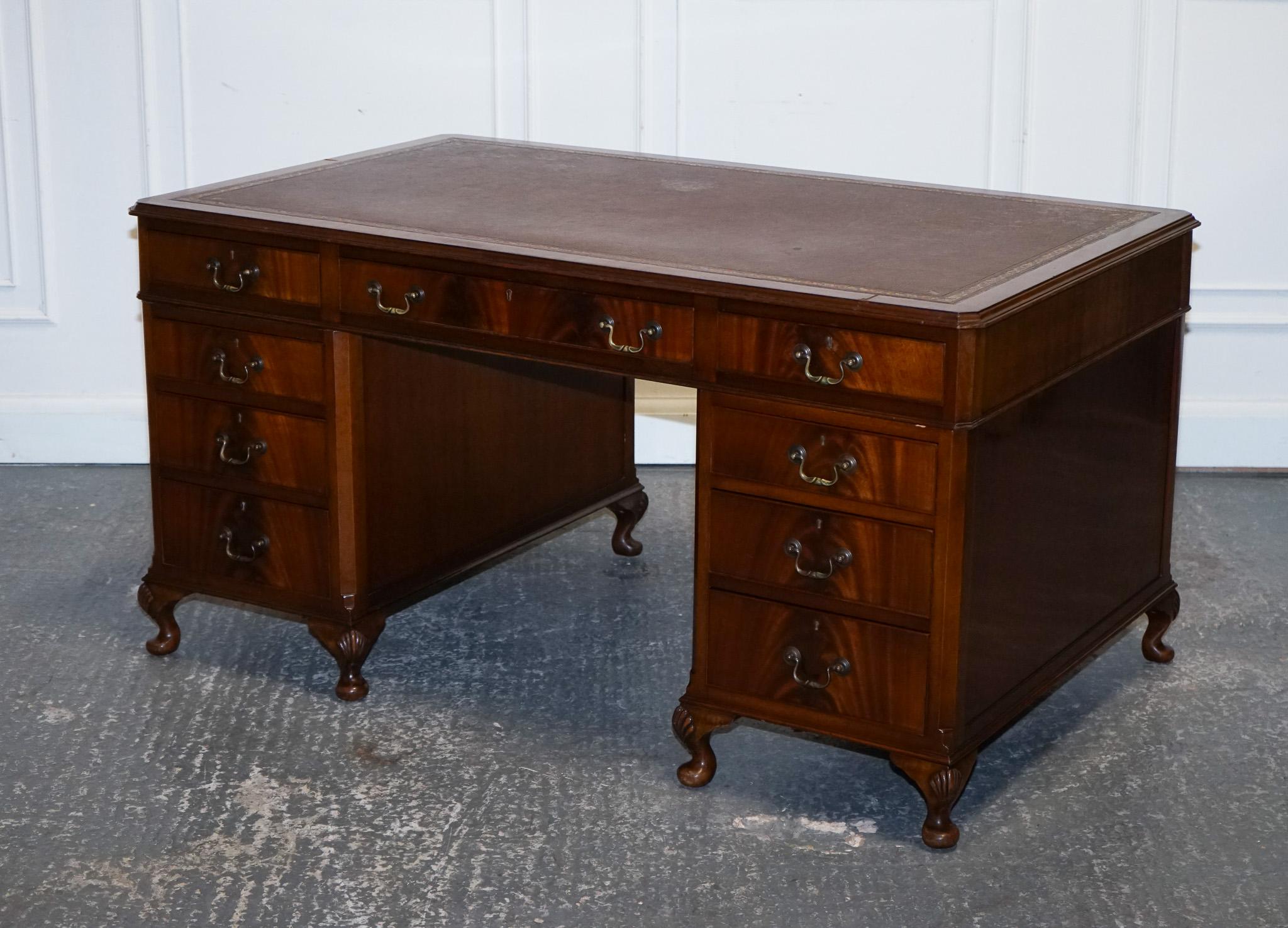 Antiquariato di Londra



Siamo lieti di offrire in vendita questa splendida e rara scrivania a doppio piedistallo in pelle goffrata Globe Wernicke. 

Questa scrivania con piedistallo in pelle goffrata Globe Wernicke, unica nel suo genere, è un
