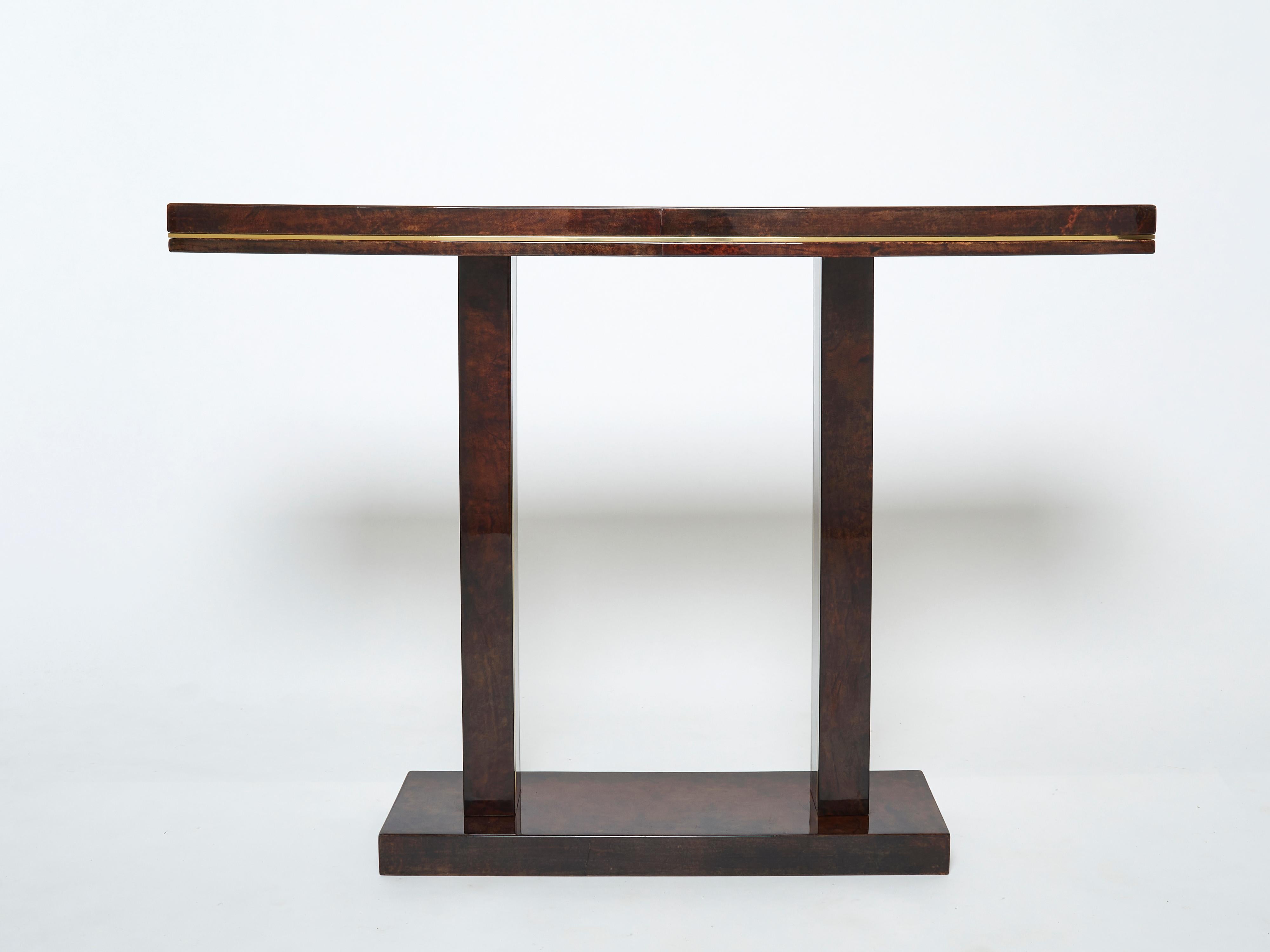 The varnished goatskin parchment, in rich shades of brown, makes this console table typical of designer Aldo Tura. This beautiful console table would make a fascinating piece for an entrance or a living room. It’s been beautifully finished for a