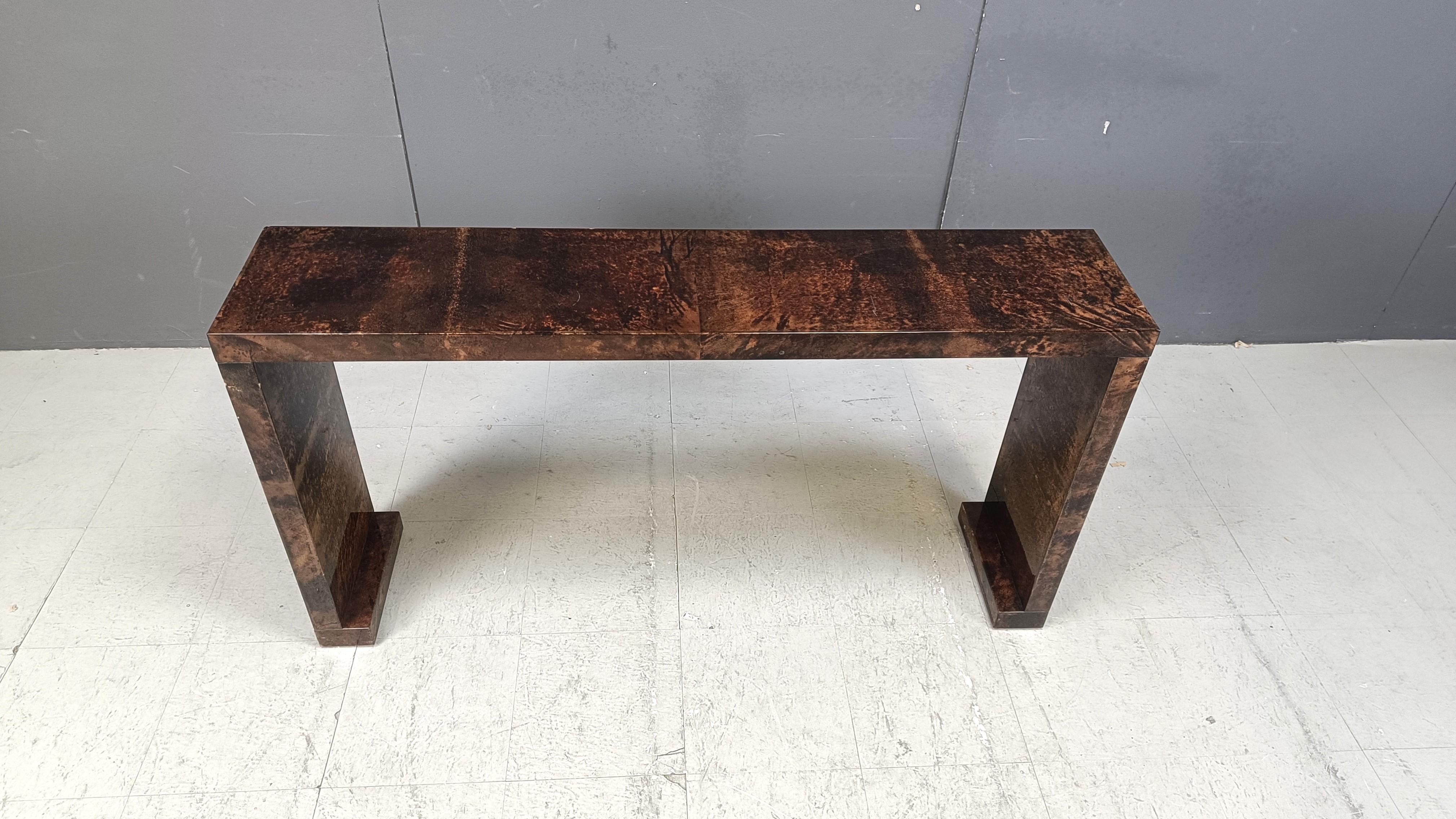 Consola muy rara y grande de Aldo Tura.

De pergamino de piel de cabra barnizada.

Buen estado con desgaste normal relacionado con la edad. 

años 60 - Italia

Buen estado

Dimensiones:
Altura: 73 cm
Anchura: 140 cm
Profundidad: 30 cm

Referencia: