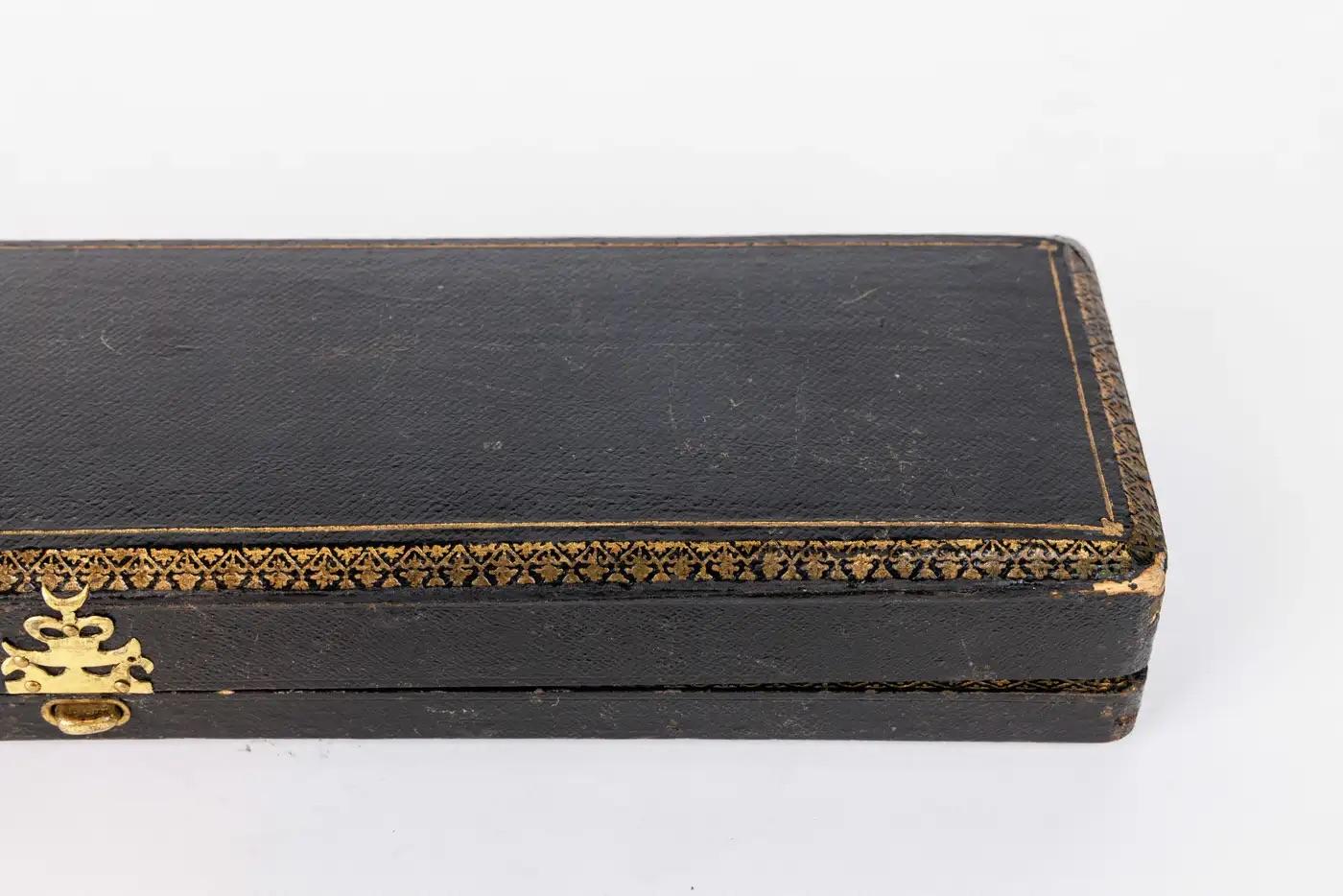 Or Rare service à découper en or, émail et bijoux en vente