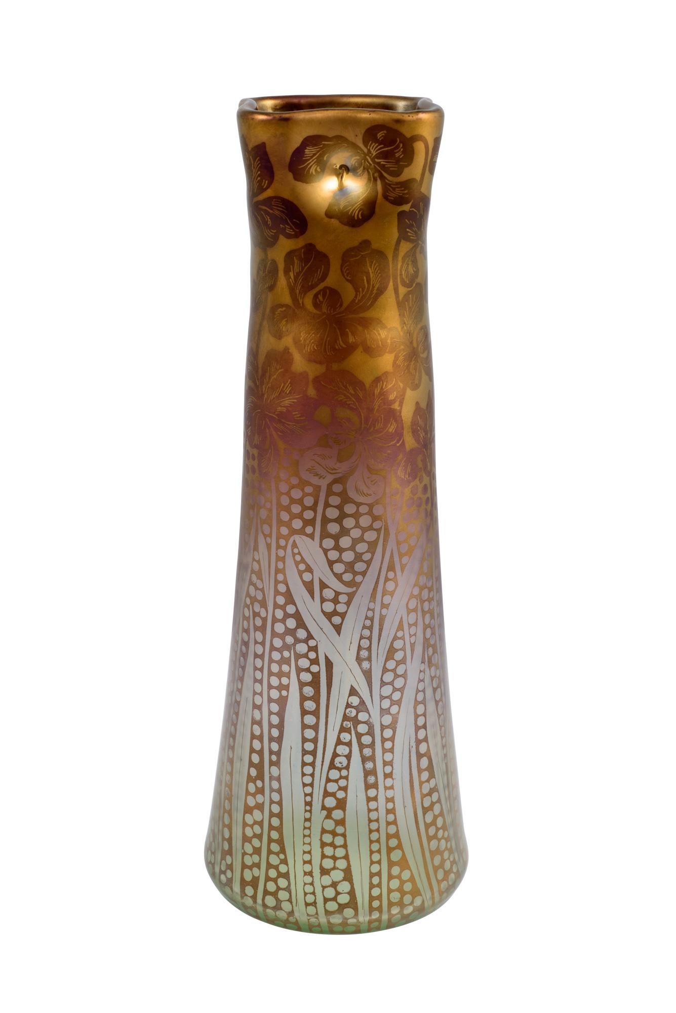 In the period around 1900, the Loetz Glass manufactory repeatedly surprised its customers with new ideas. Around 1900 Loetz experimented with the use of gold and etching ink. On the golden surface of the vases, floral Jugendstil ornaments were