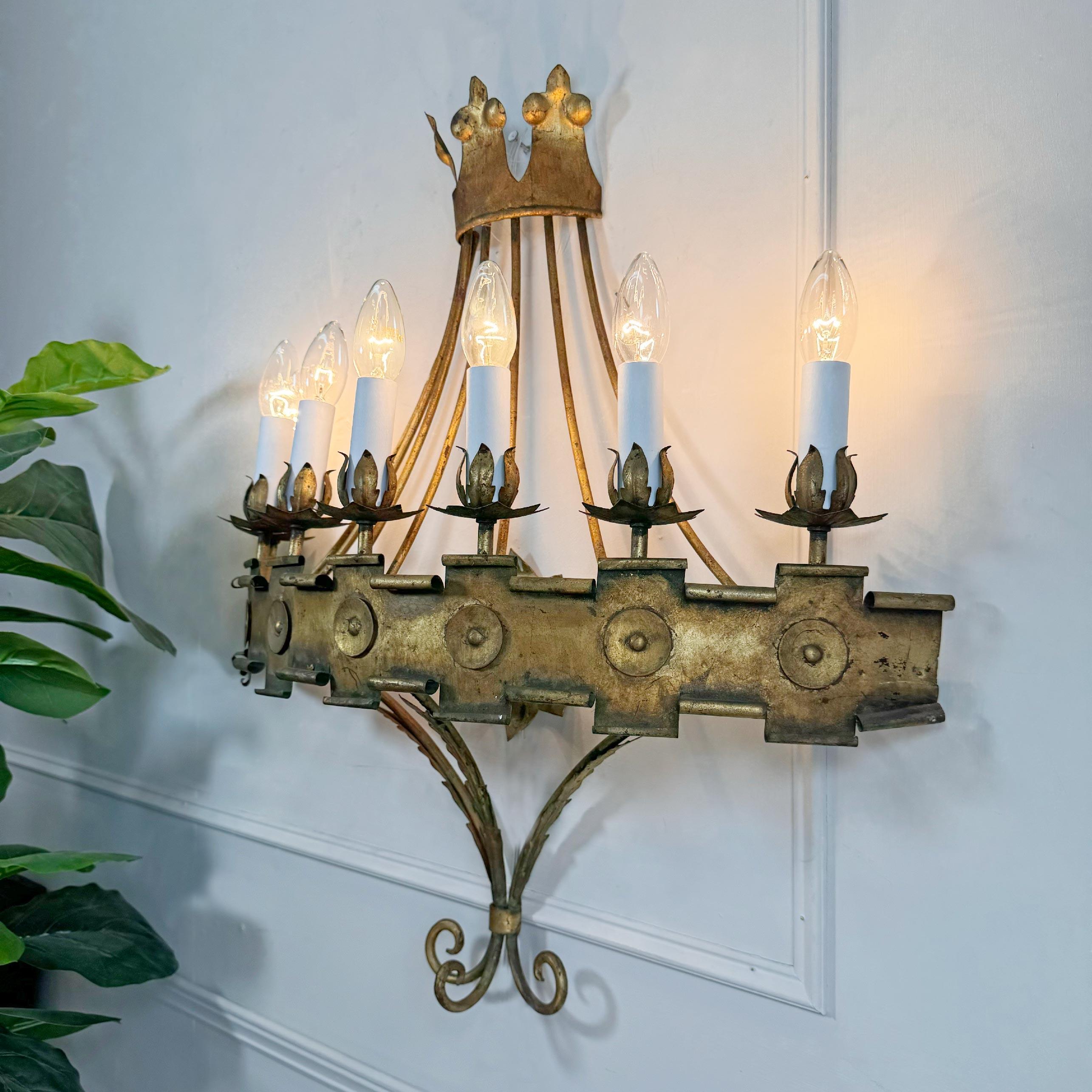 Seltene spanische Ferro-Wandleuchte aus Gold in Großformat, selten im Angebot 1