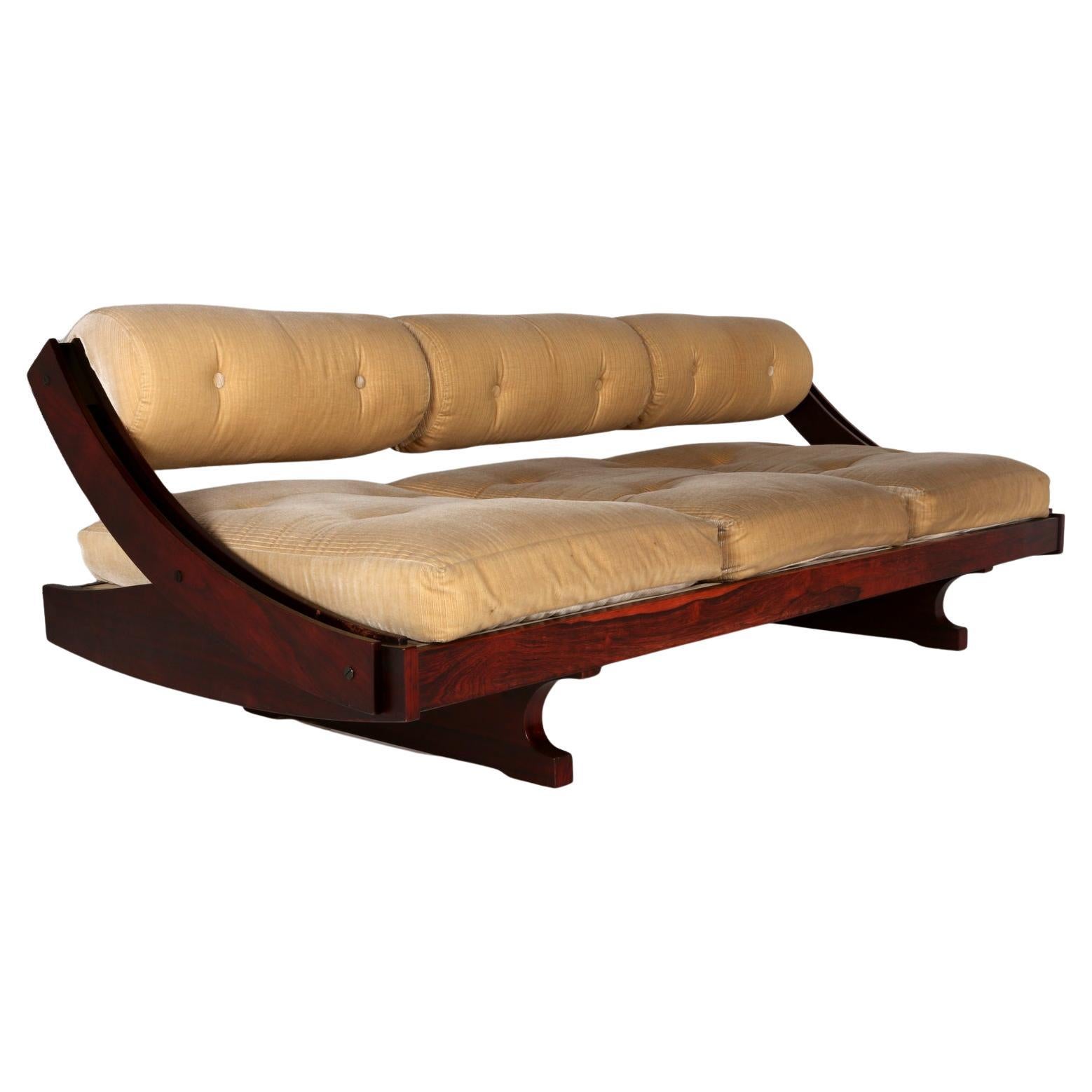 Modern rare golden cord velvet GS195 daybed by Gianni Songia for Sormani Italy sofa bed