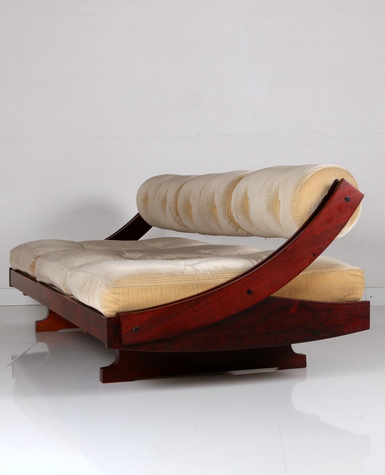 rare golden cord velvet GS195 daybed by Gianni Songia for Sormani Italy sofa bed In Good Condition In Landshut, BY