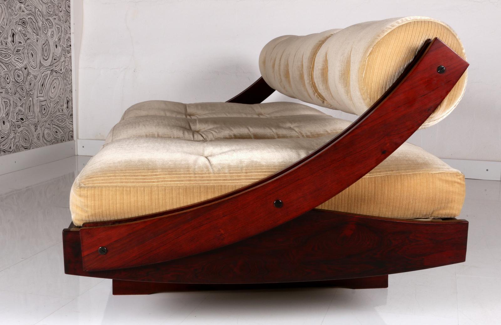 Mid-20th Century rare golden cord velvet GS195 daybed by Gianni Songia for Sormani Italy sofa bed