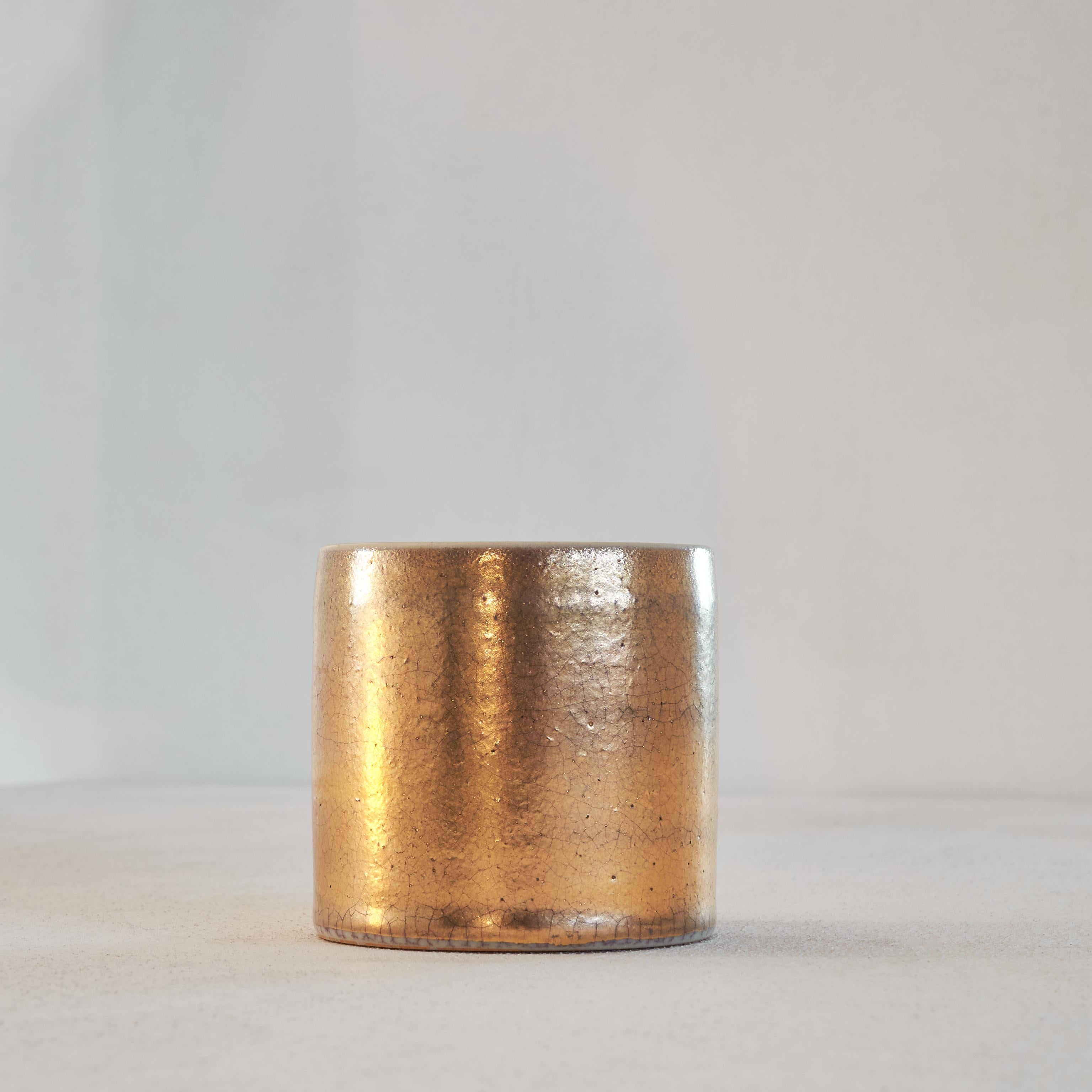 Vernissé Rare vase en poterie Mobach émaillée dorée en vente