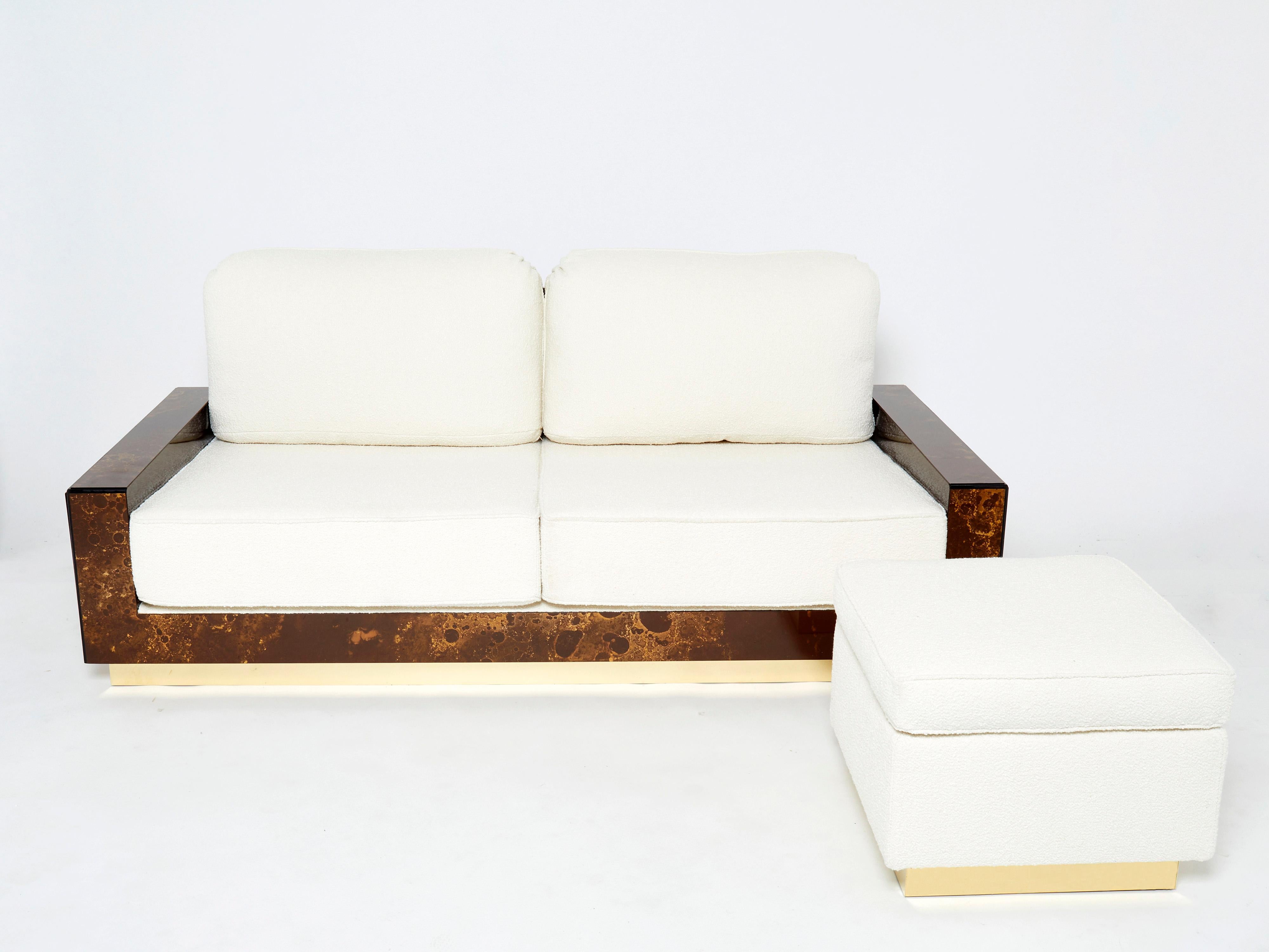 Seltenes Maison Jansen Bouclé-Sofa aus Goldlack und Messing, 1970er Jahre (Ende des 20. Jahrhunderts) im Angebot