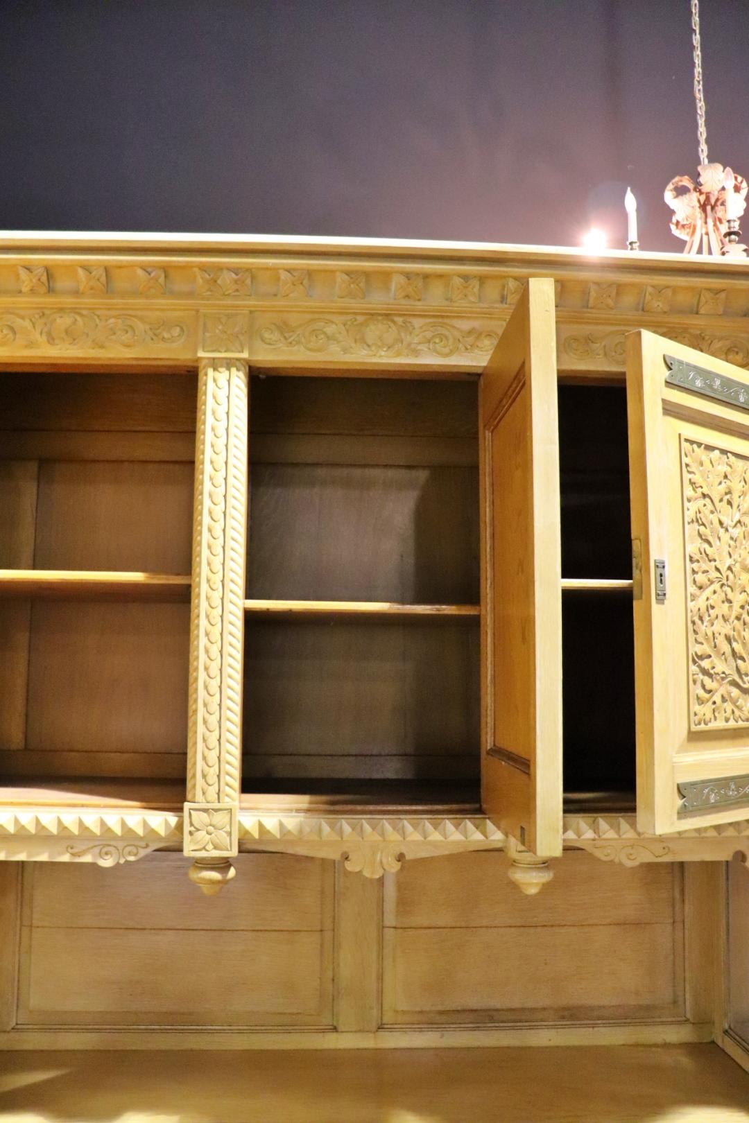Rare armoire de cour ou placard en chêne doré attribuée à Herter Brothers vers 1880 en vente 7