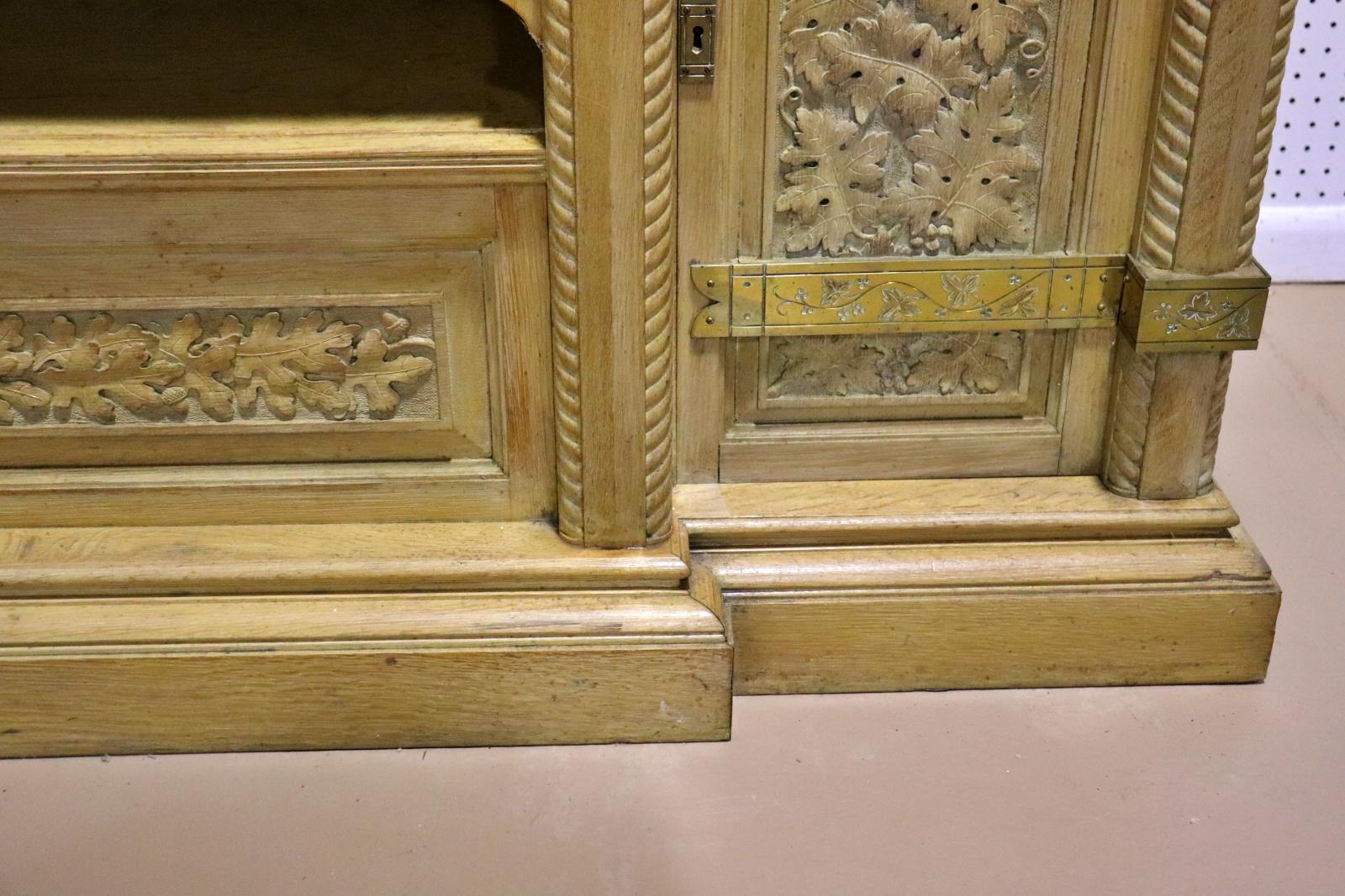 Rare armoire de cour ou placard en chêne doré attribuée à Herter Brothers vers 1880 en vente 9