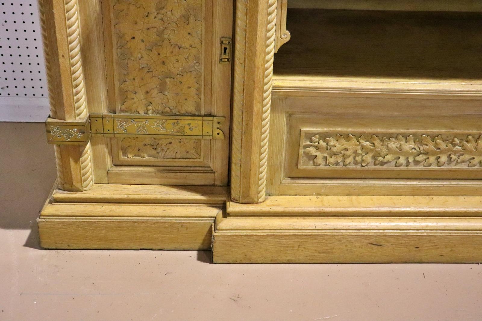 Rare armoire de cour ou placard en chêne doré attribuée à Herter Brothers vers 1880 en vente 10