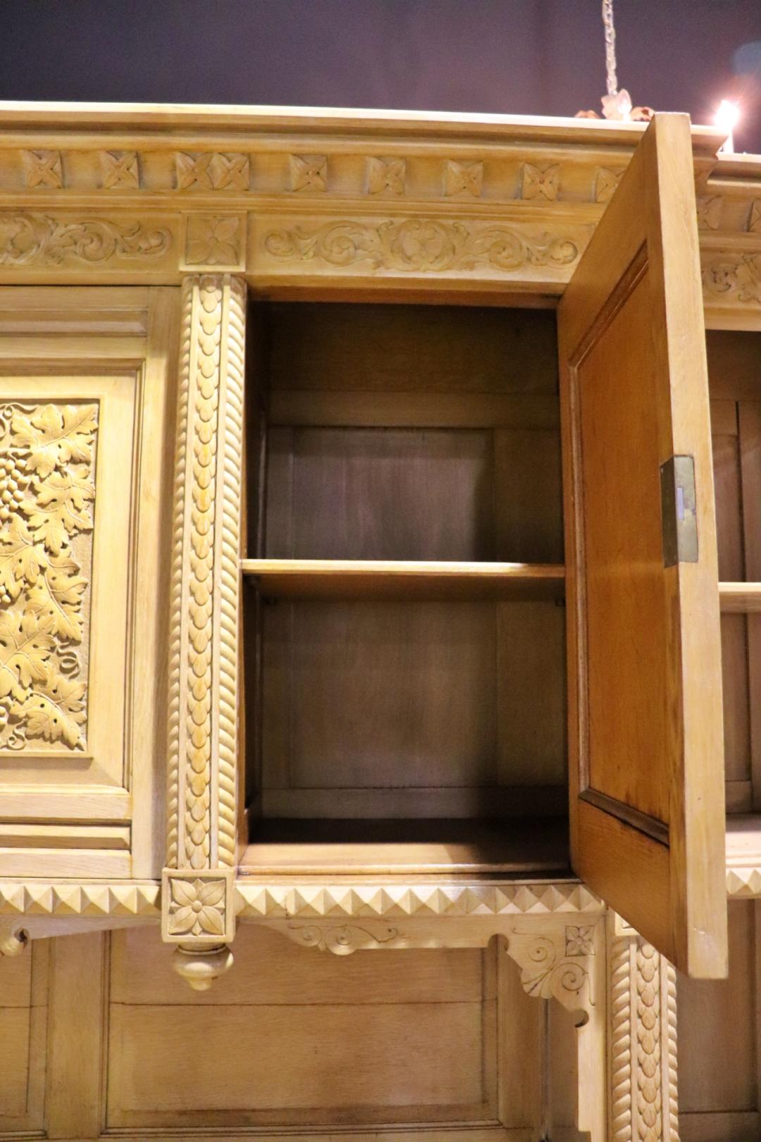 Victorien tardif Rare armoire de cour ou placard en chêne doré attribuée à Herter Brothers vers 1880 en vente