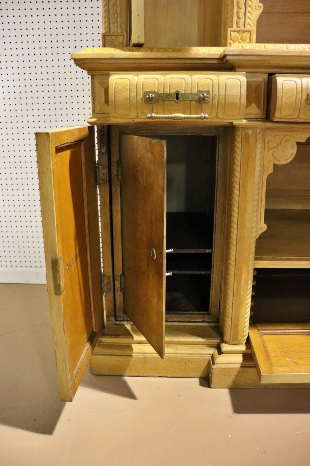 Rare armoire de cour ou placard en chêne doré attribuée à Herter Brothers vers 1880 en vente 1