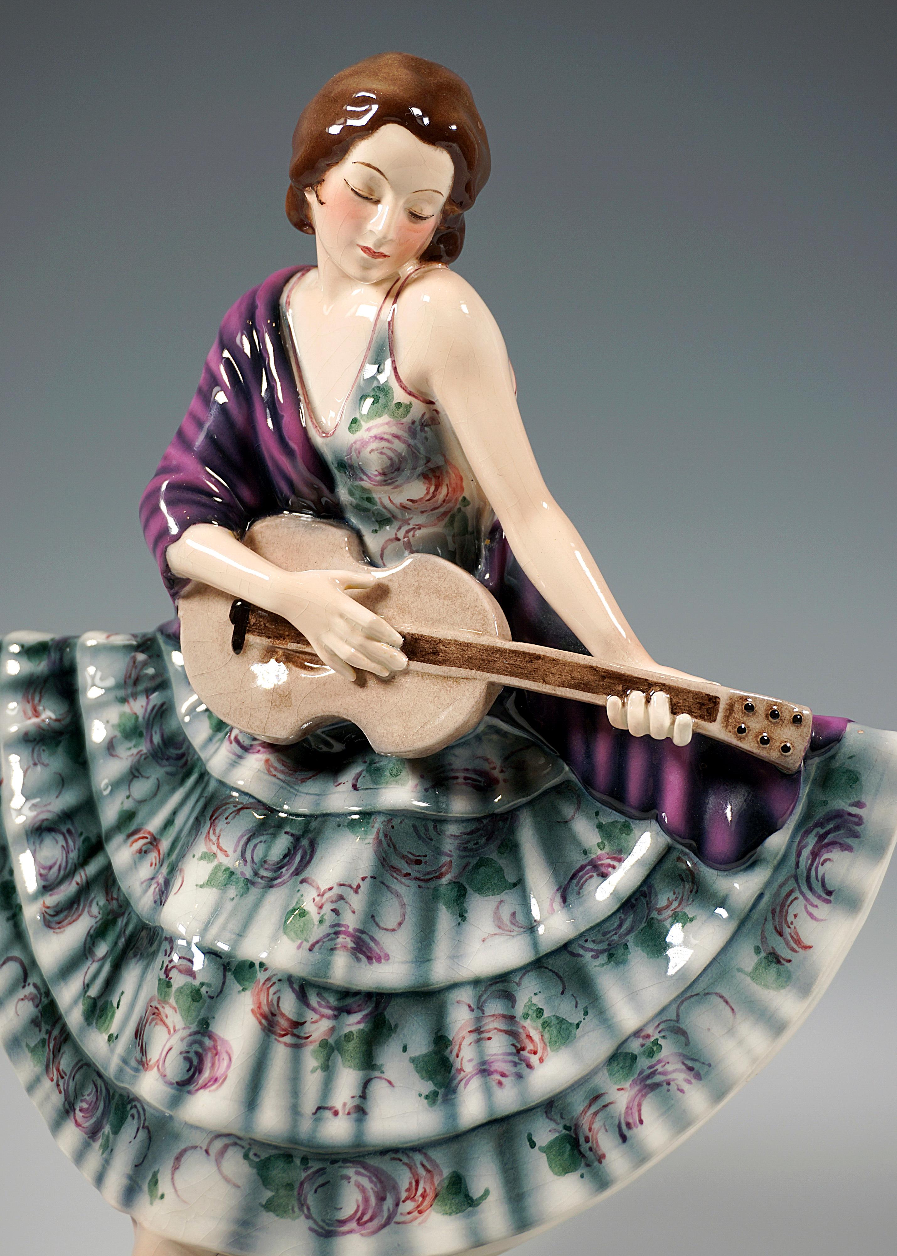 Fatto a mano Rara figura Goldscheider Vienna, ballerina con chitarra, di Josef Lorenzl, 1930 ca. in vendita