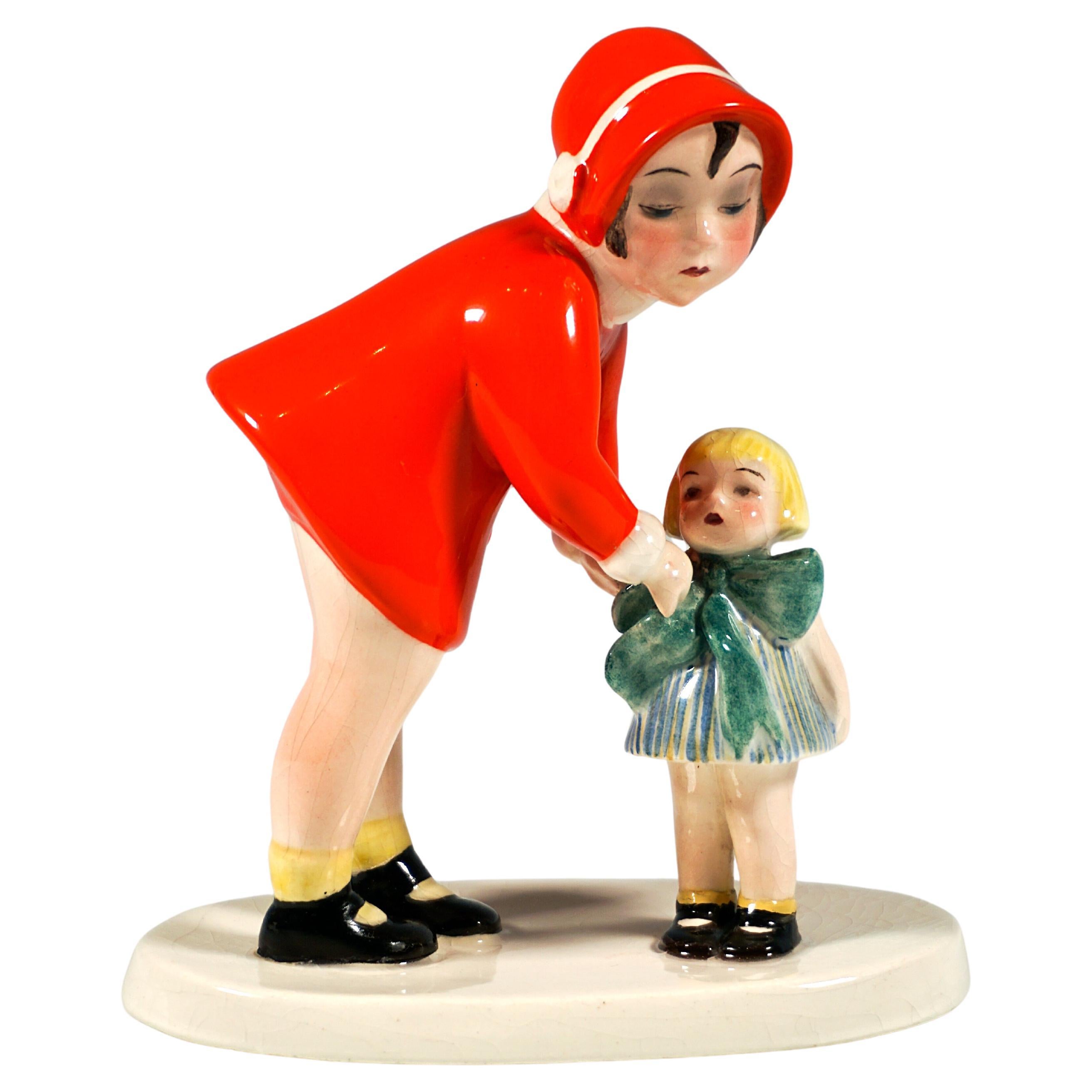 Rare figurine Goldscheider Vienna, fille avec poupée, par Claire Weiss, vers 1934