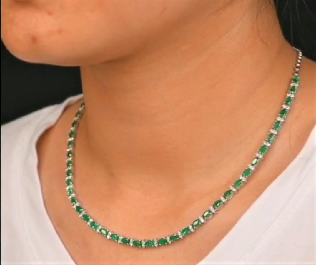 Mixed Cut Important Gorgeous Glittering 18KT Gold 10CT Emerald Diamond Necklace For Sale