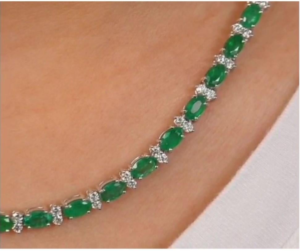 Important Gorgeous Glittering 18KT Gold 10CT Emerald Diamond Necklace In New Condition For Sale In New York, NY