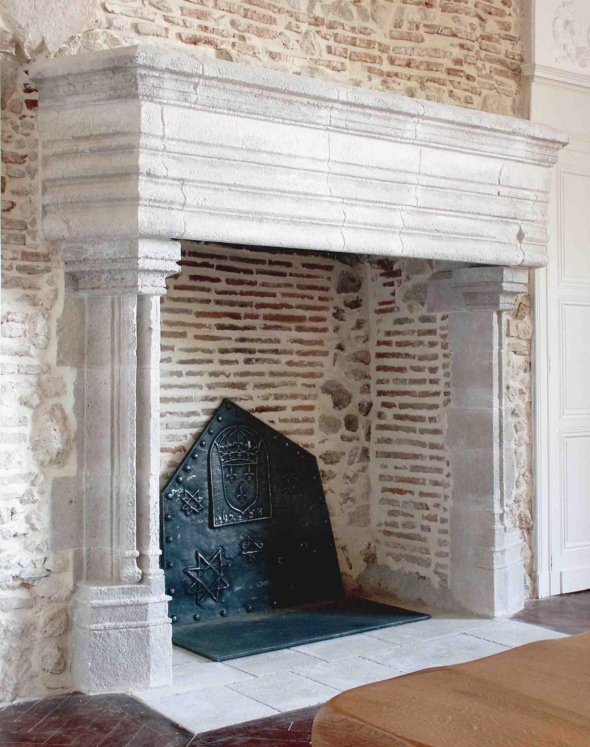 Raro castello gotico in pietra calcarea camino camino Chateau scolpito a mano A. Stone in vendita 9