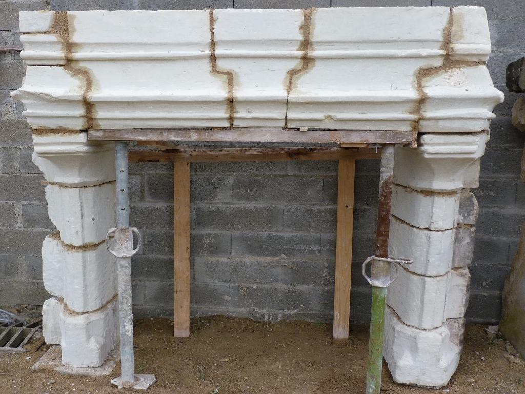 Raro castello gotico in pietra calcarea camino camino Chateau scolpito a mano A. Stone . Un vero e proprio pezzo da museo / caminetto Chateau Manor. Perfetto per un arredamento rustico o contemporaneo, minimalista e puro, in una casa di campagna o