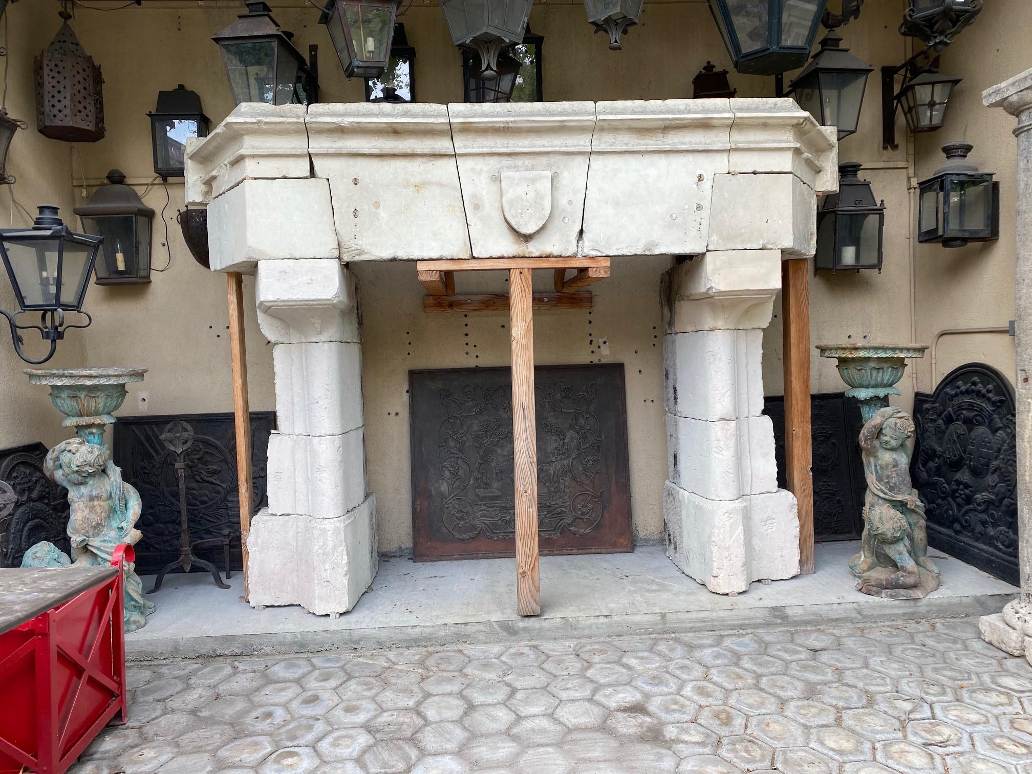 Raro Castillo Gótico Chimenea de Piedra Caliza Chimenea Chateau Piedra Tallada a Mano Tallado en venta