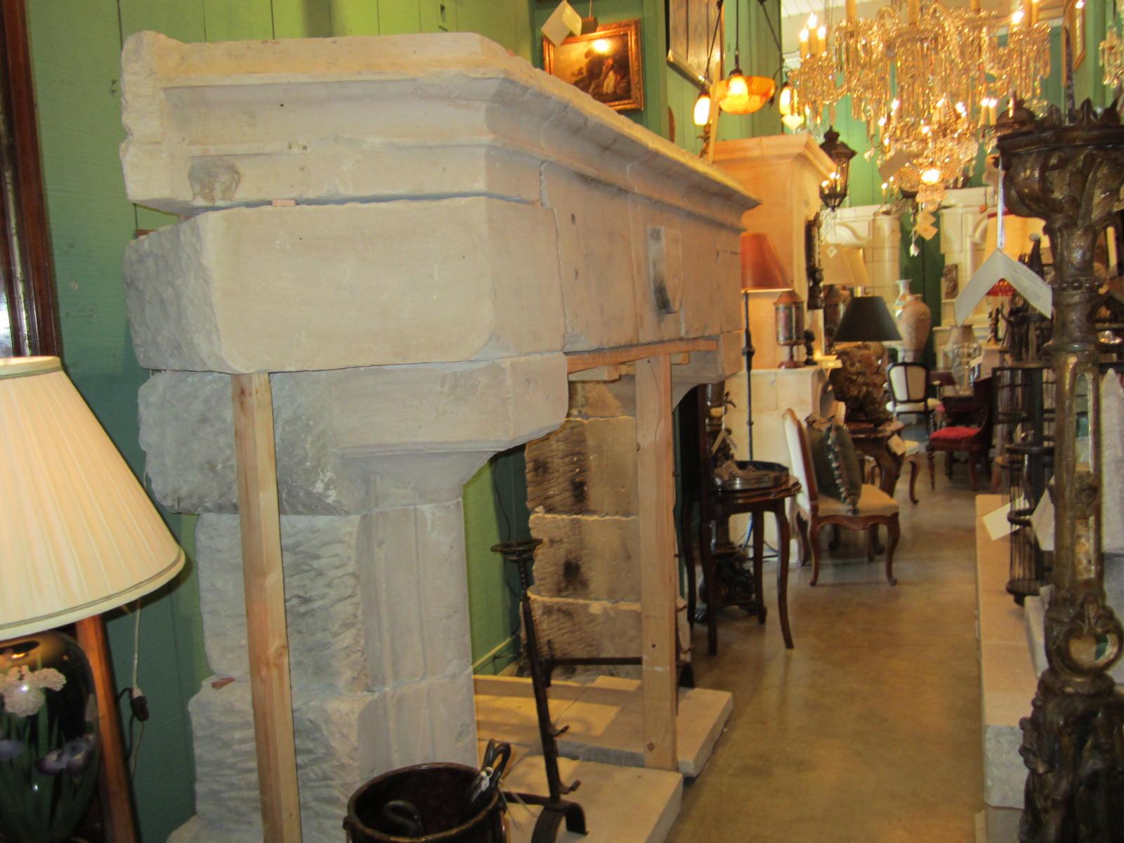 Raro Castillo Gótico Chimenea de Piedra Caliza Chimenea Chateau Piedra Tallada a Mano siglo XVIII y antes en venta
