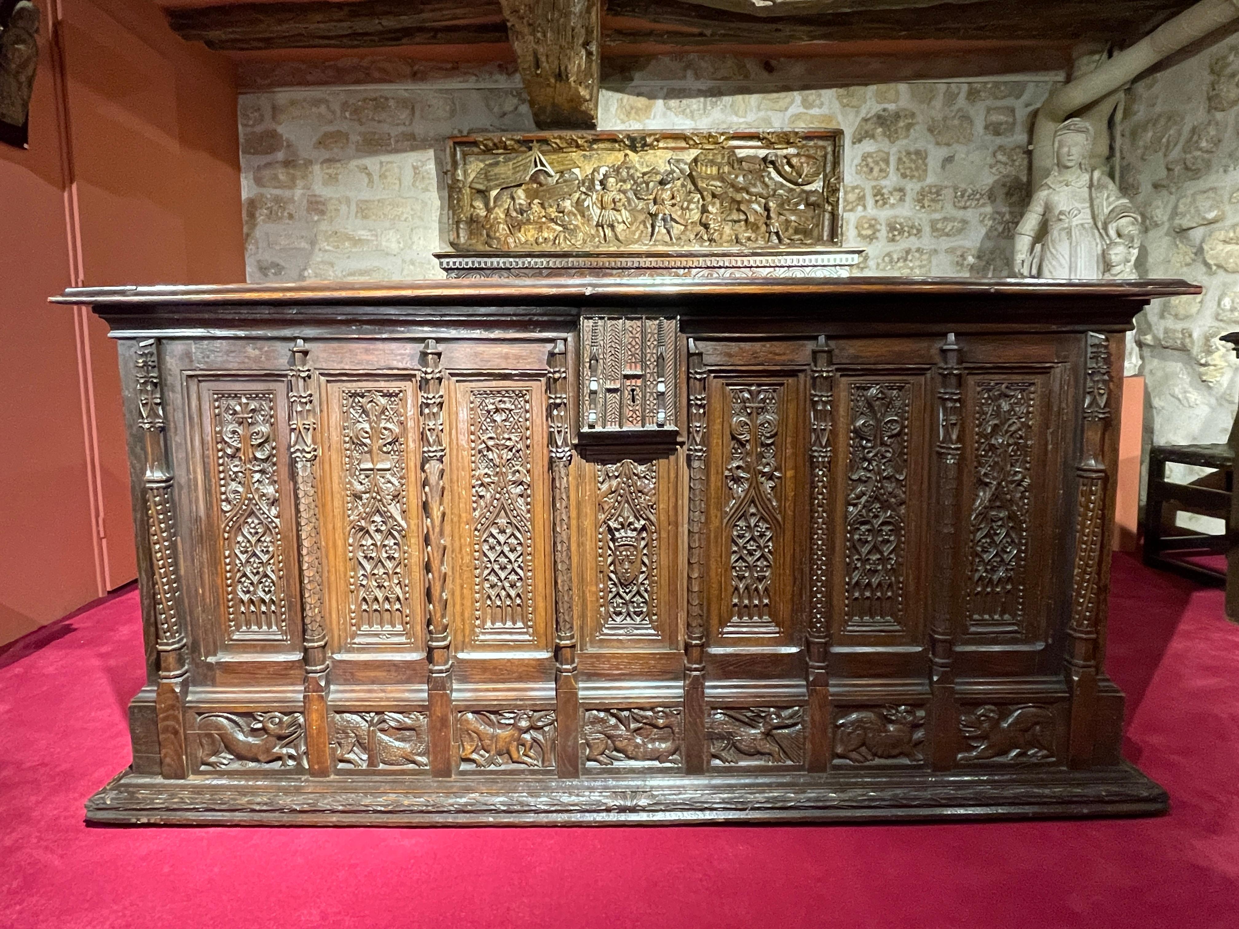 Rare commode gothique de style flamboyant Bon état - En vente à Saint-Ouen, FR