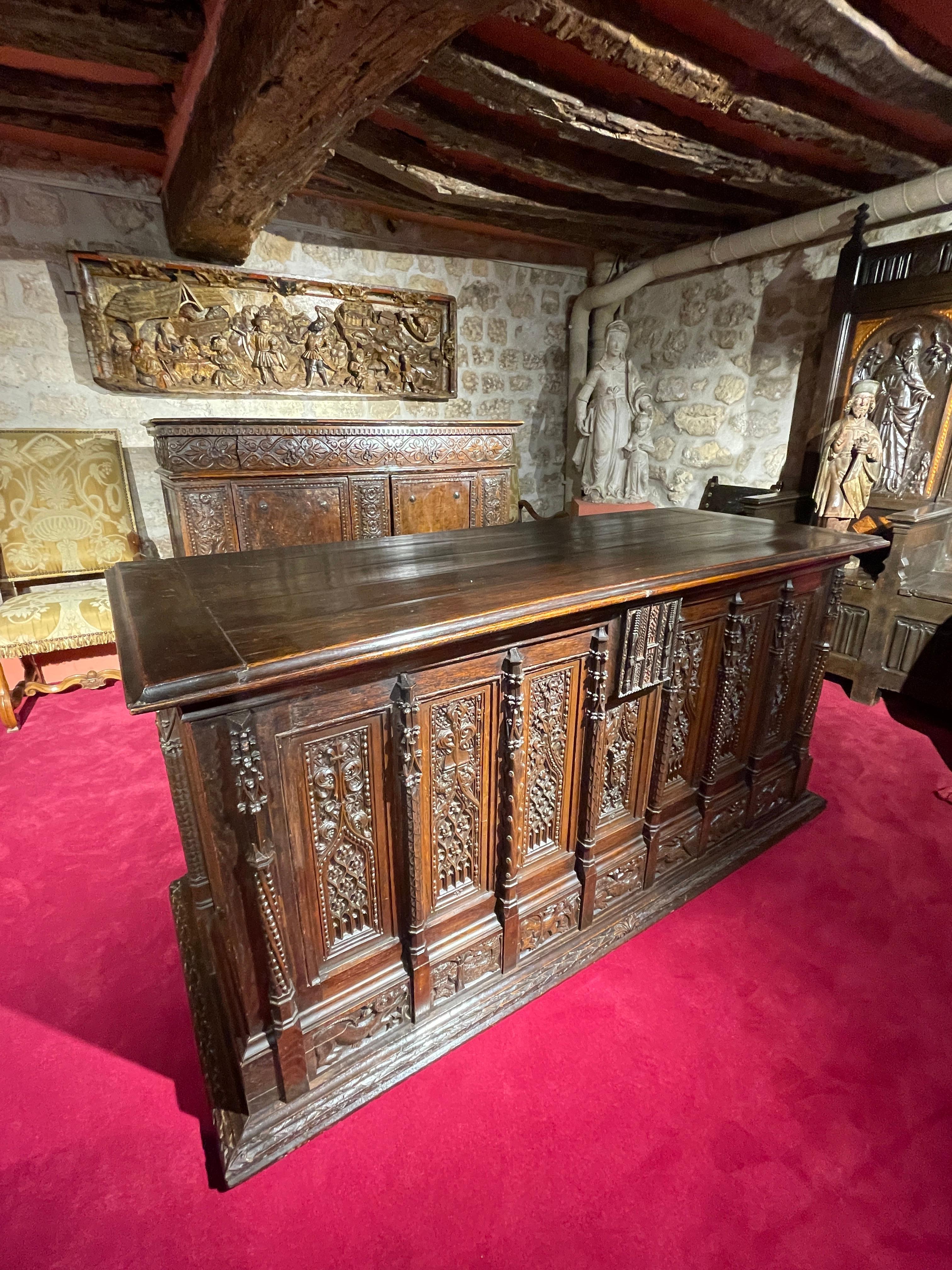 Rare Gothic Chest of Flamboyant Style In Good Condition For Sale In Saint-Ouen, FR
