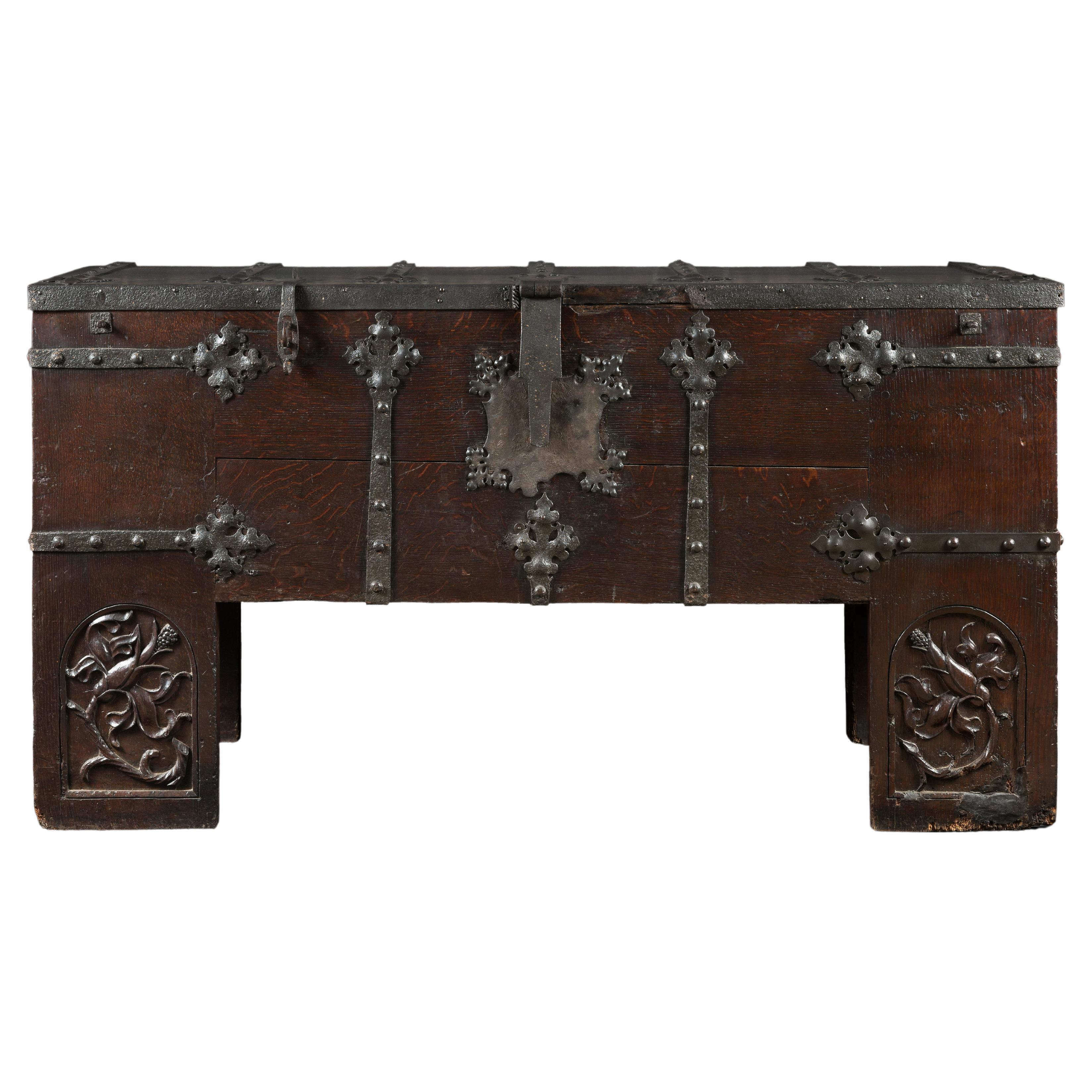 Rare coffre gothique allemand en chêne et fer connu sous le nom de « Stolentruhe »