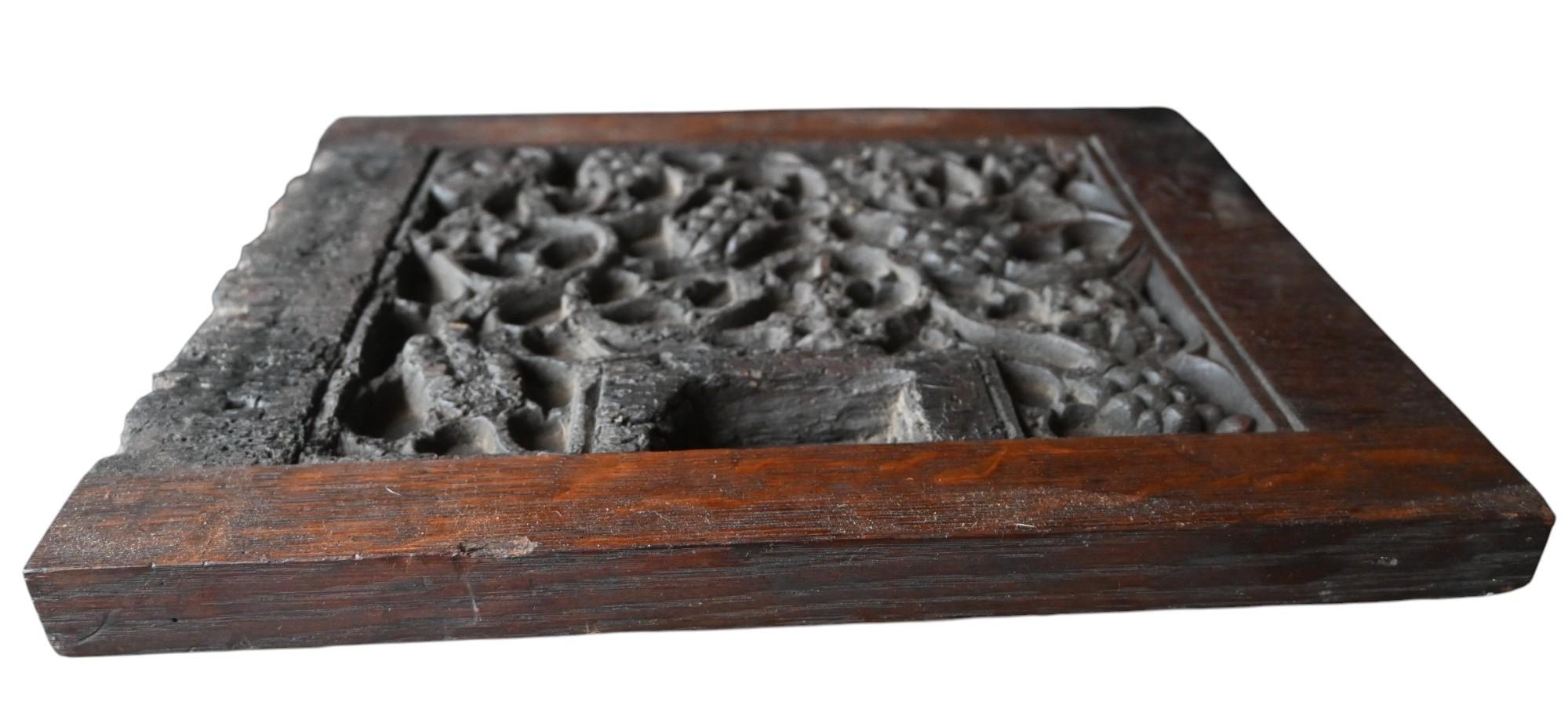 Gothique Rare panneau en chêne gothique sculpté d'un motif de vigne et de grappe de raisin, vers 1320-1400 en vente