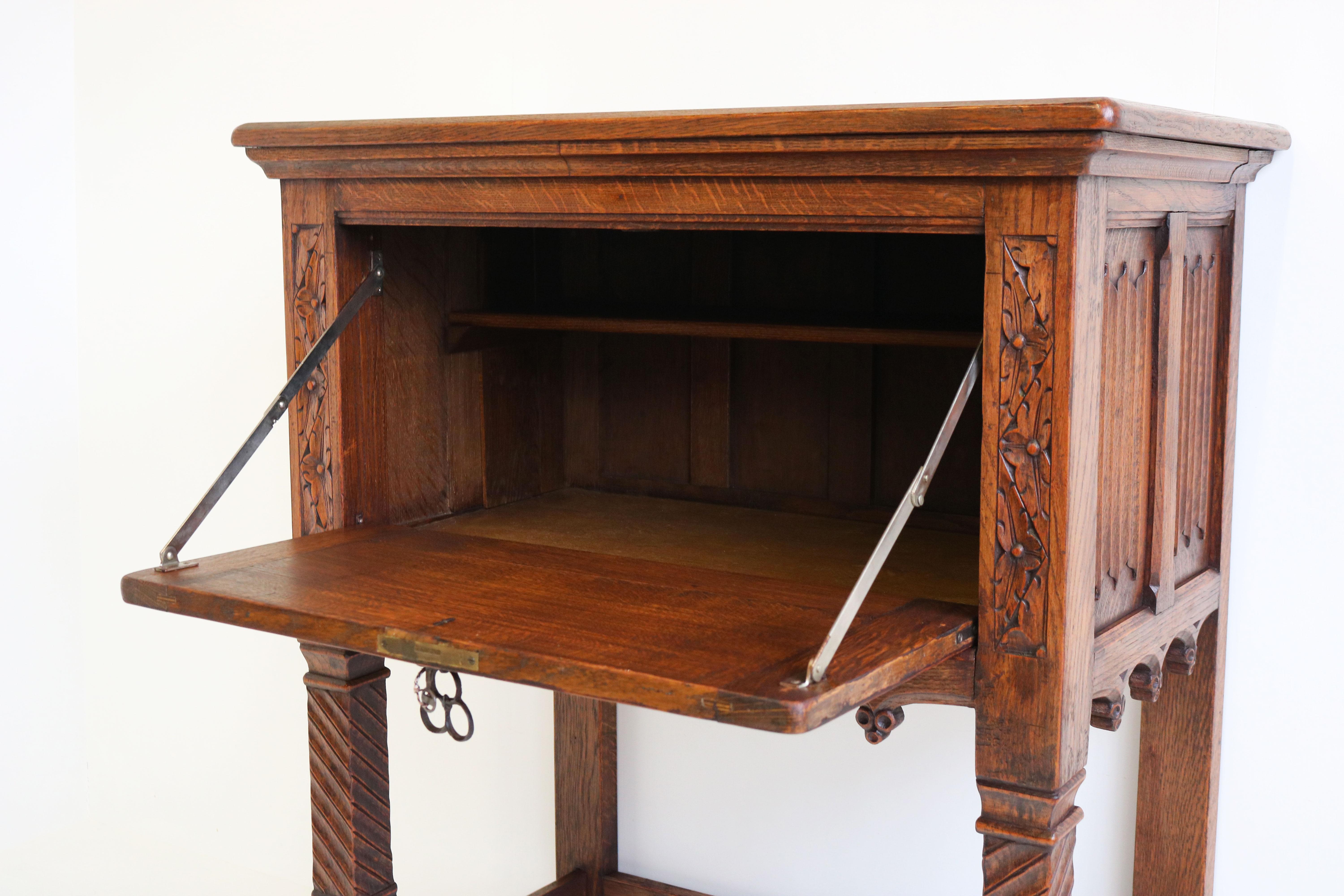 Rare Gothic Revival Dry Bar / Drinks Cabinet Carved Oak Church Windows Credenza In Good Condition For Sale In Ijzendijke, NL